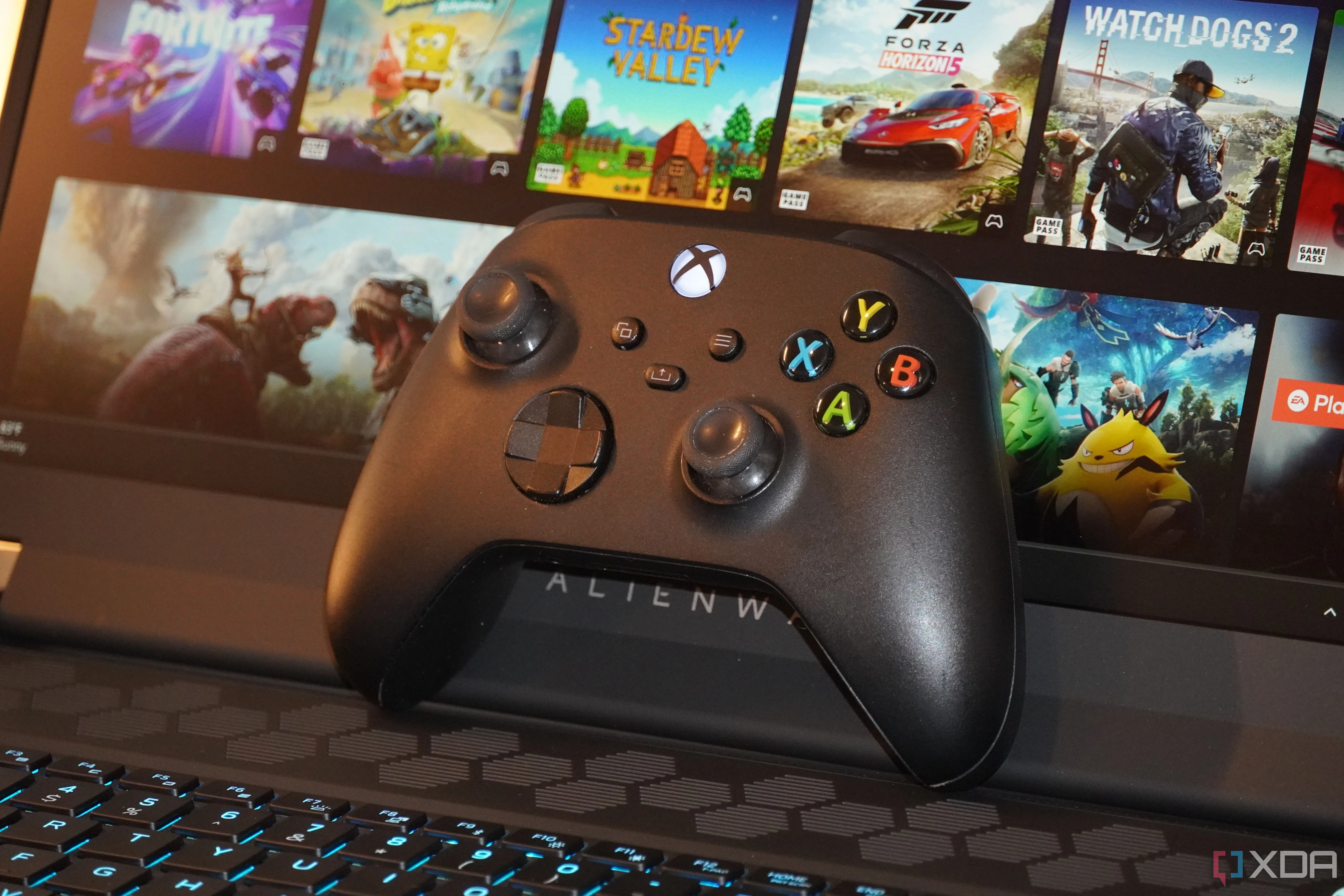 Người dùng trải nghiệm Xbox Cloud Gaming trên laptop với tay cầm Xbox