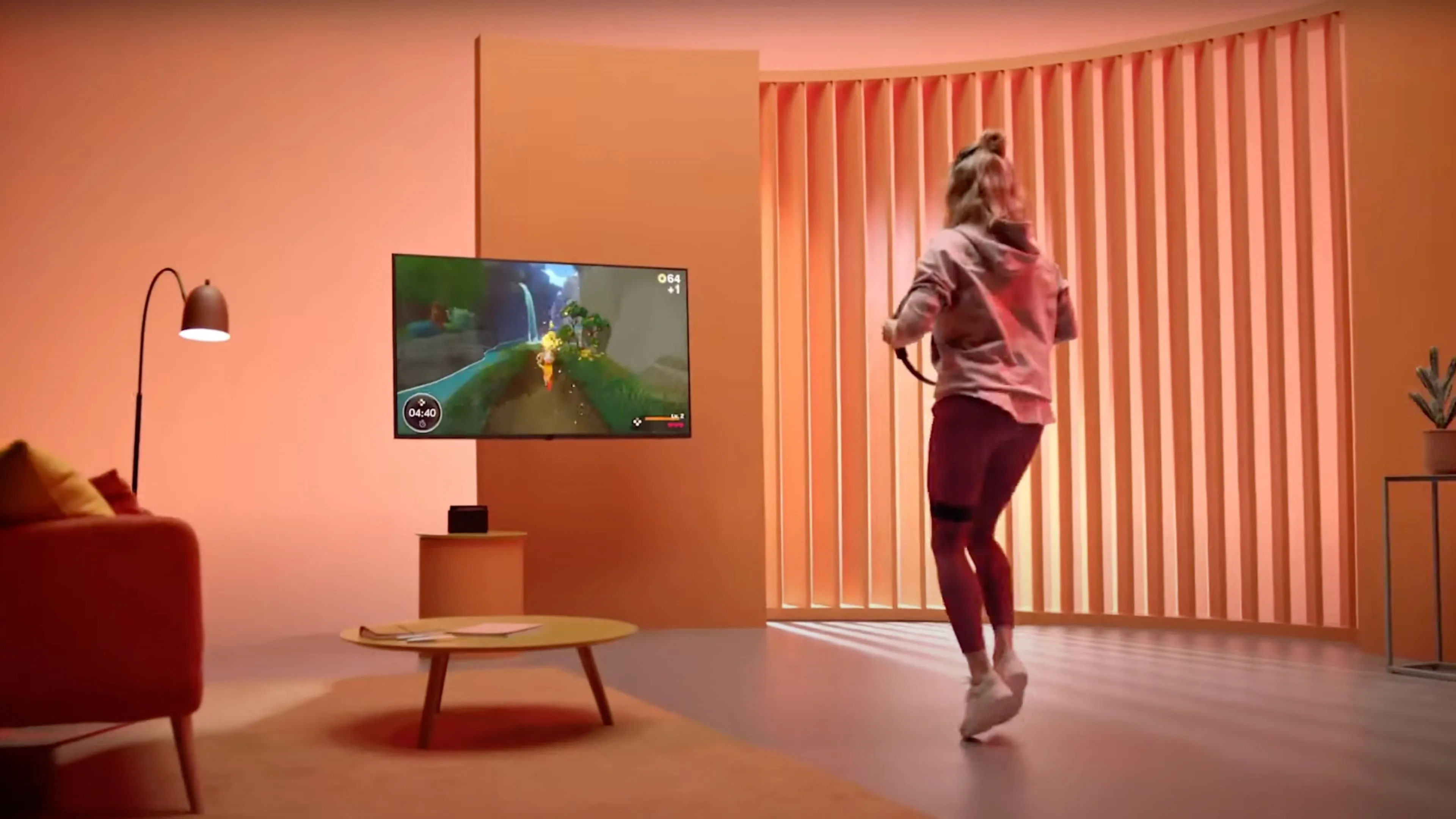 Người phụ nữ đang chơi Ring Fit Adventure trên Nintendo Switch, minh họa trải nghiệm game tập thể dục