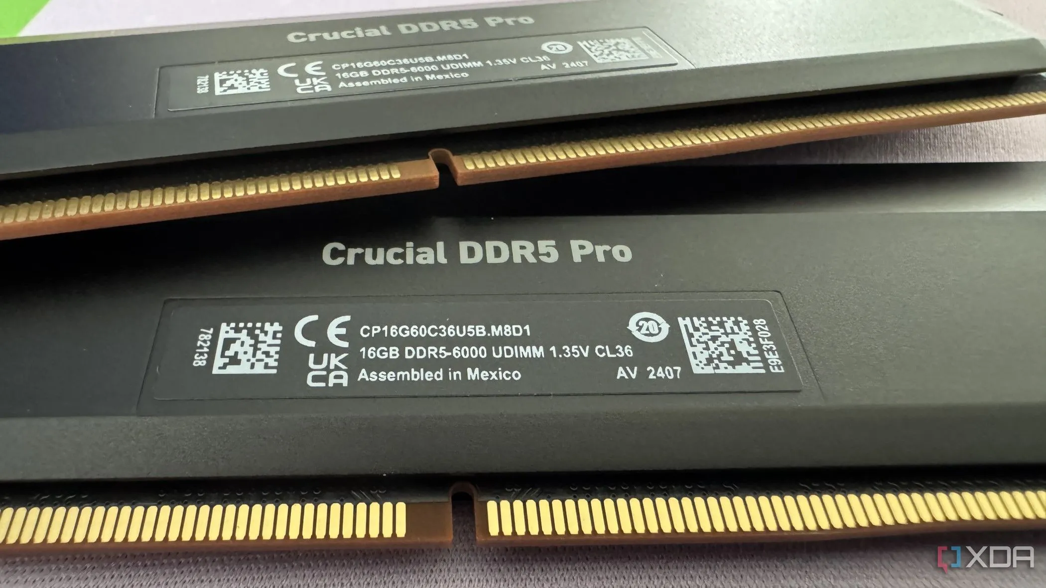Nhãn dán chi tiết trên bộ RAM Crucial Pro Overclocking DDR5-6000, thể hiện thông số độ trễ CAS (CL).
