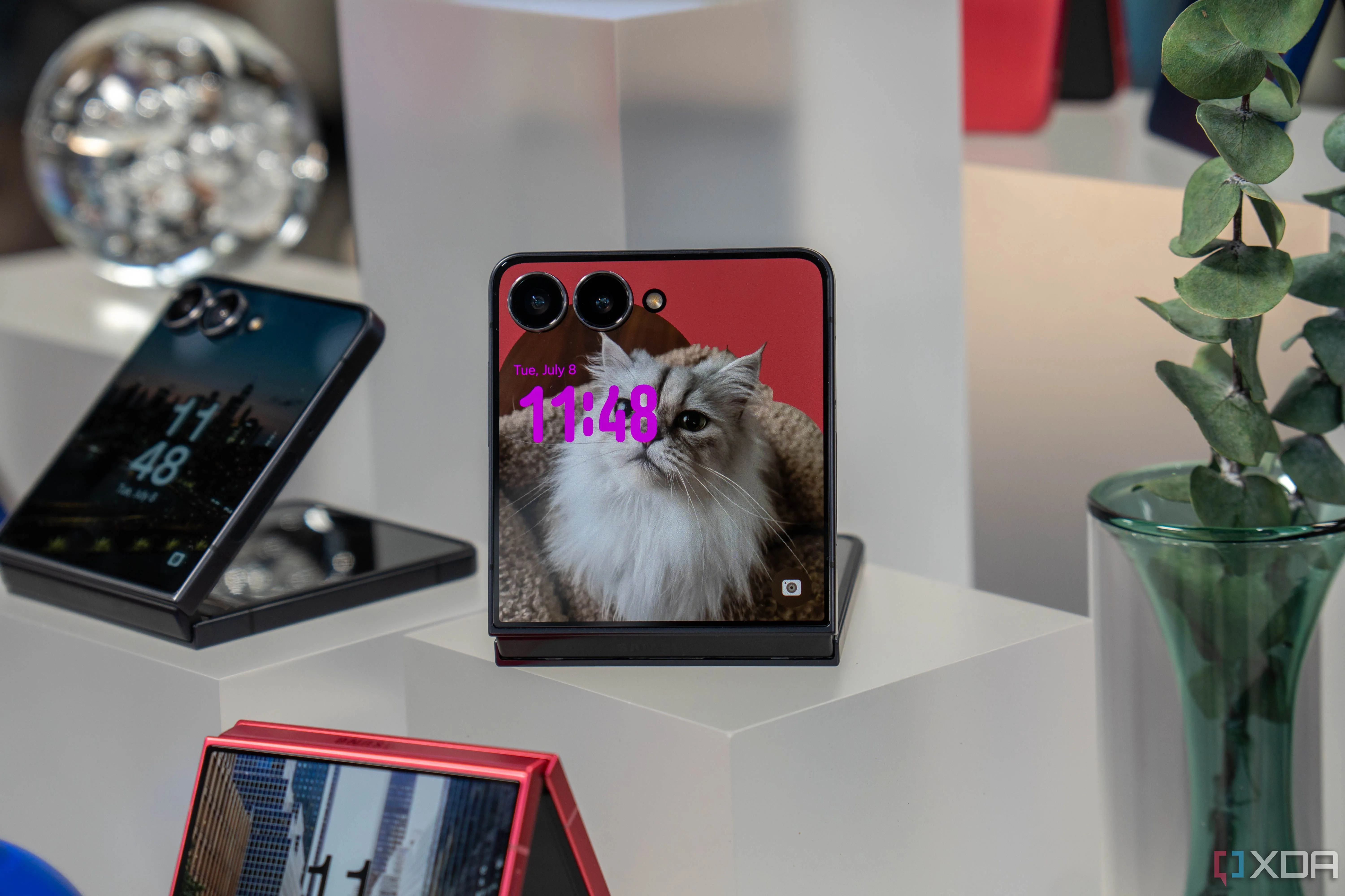 Nhiều chiếc Samsung Galaxy Z Flip 7 gập một nửa đặt trên bàn, thể hiện thiết kế sang trọng