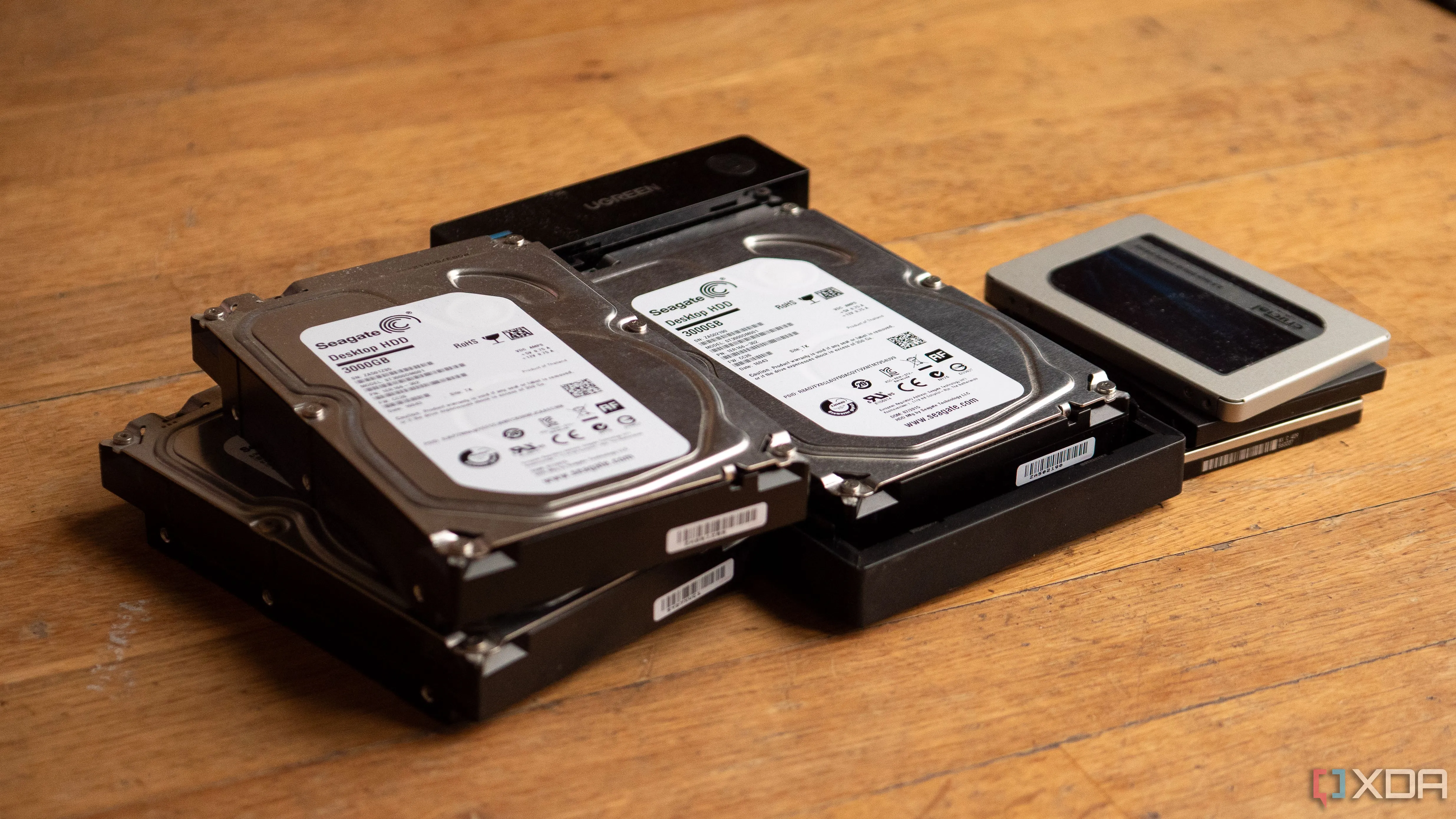 Nhiều ổ cứng HDD và SSD, minh họa sự đa dạng ổ đĩa có thể dùng với Storage Spaces