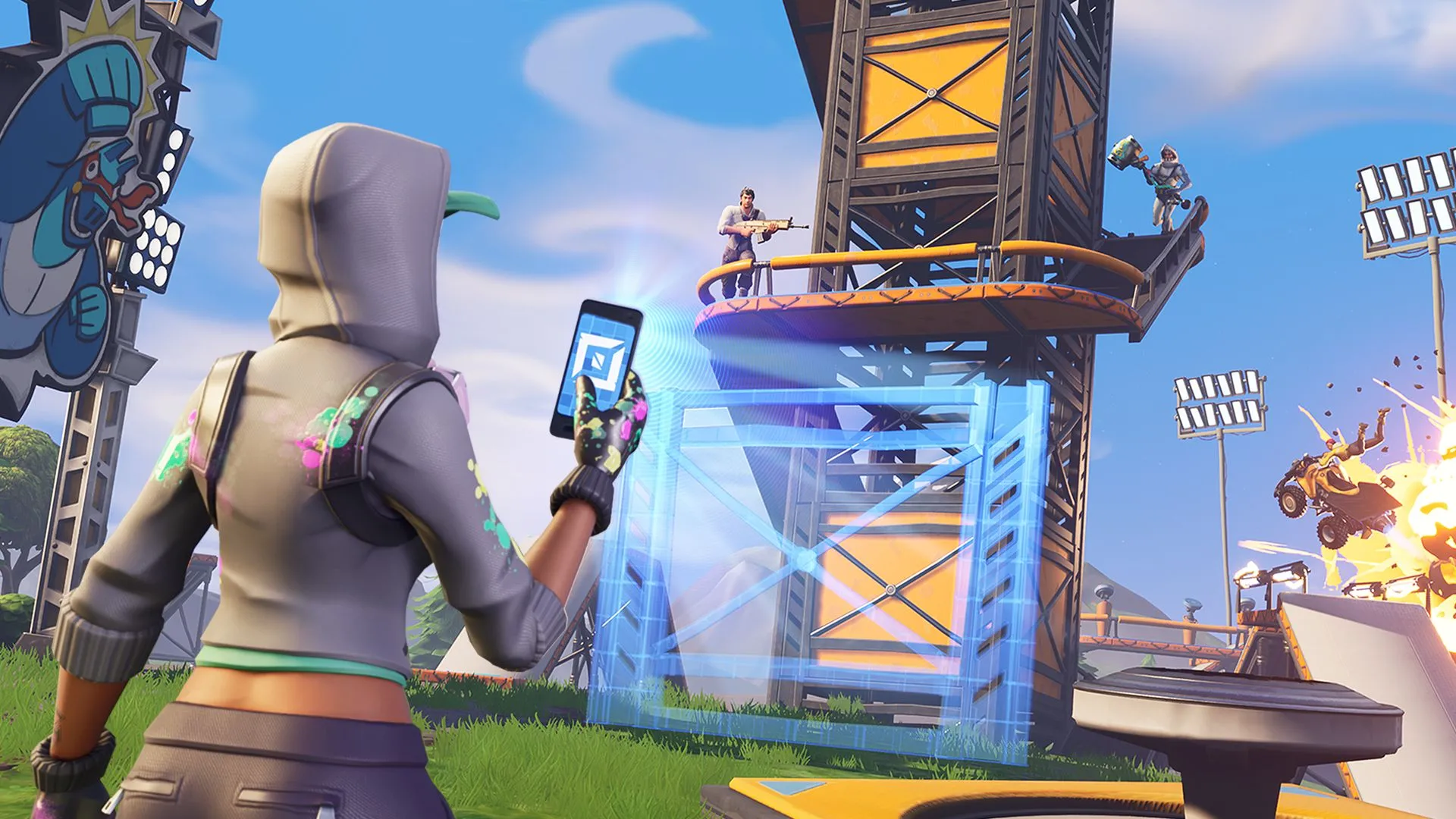Nữ game thủ Fortnite sử dụng điện thoại chế độ sáng tạo và một bản thiết kế gần tháp canh màu vàng với hai người chơi trên cầu thang