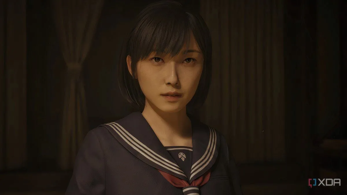 Nữ sinh Hinako Shimizu, nhân vật chính của game Silent Hill F, mặc đồng phục học sinh Nhật Bản.