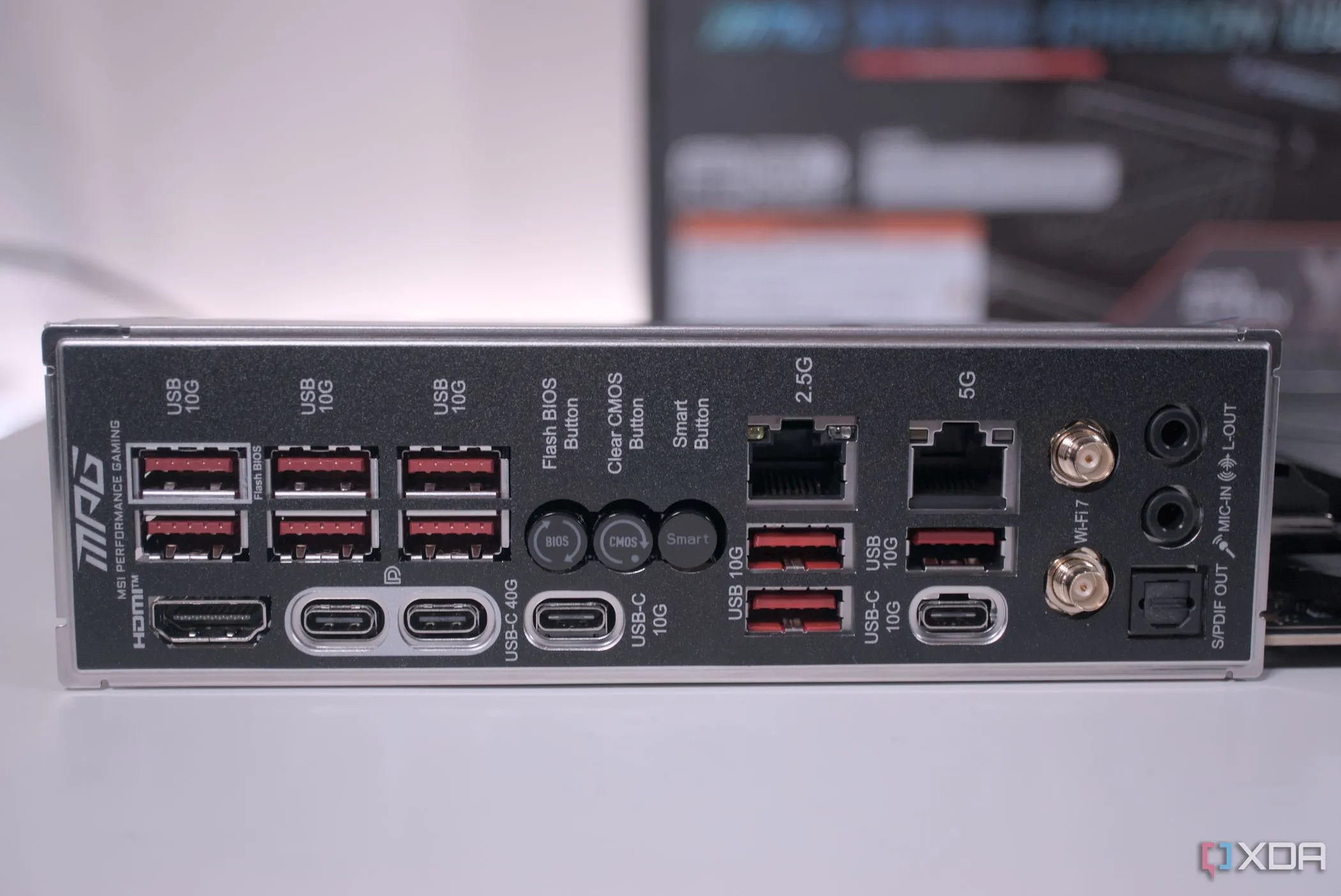 Nút BIOS Flashback trên mặt sau I/O của bo mạch chủ MSI MPG X870E Carbon WiFi