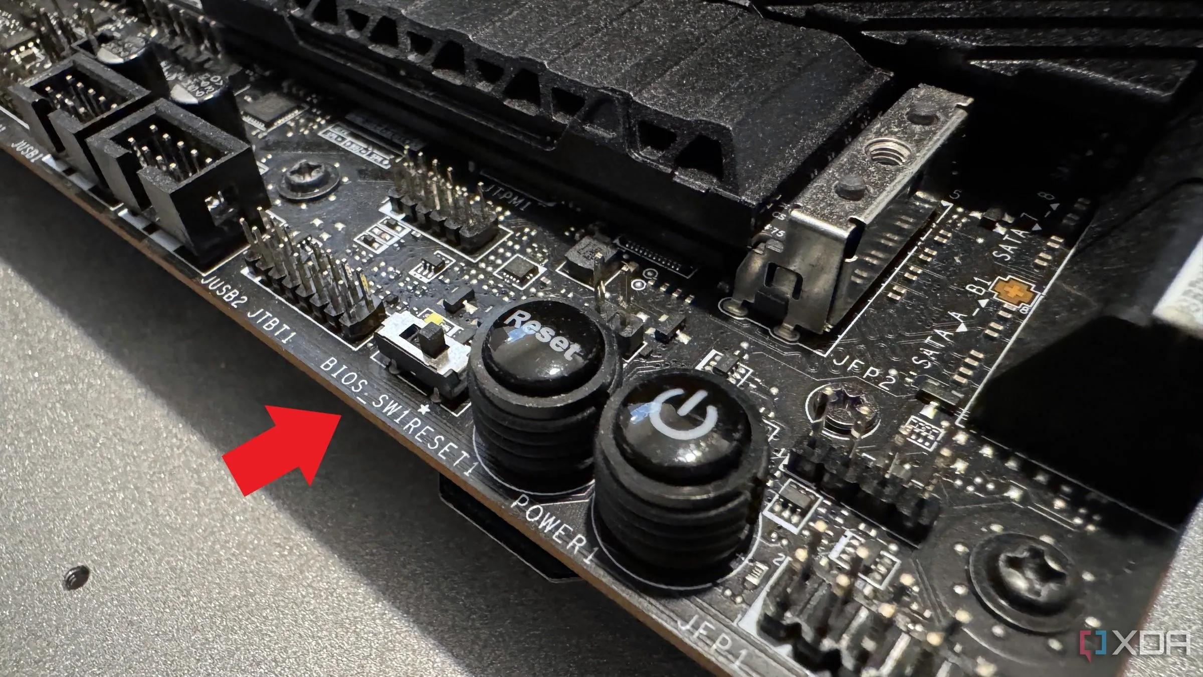 Nút Clear CMOS trên bo mạch chủ MSI Z690 Unify-X giúp khôi phục cài đặt BIOS
