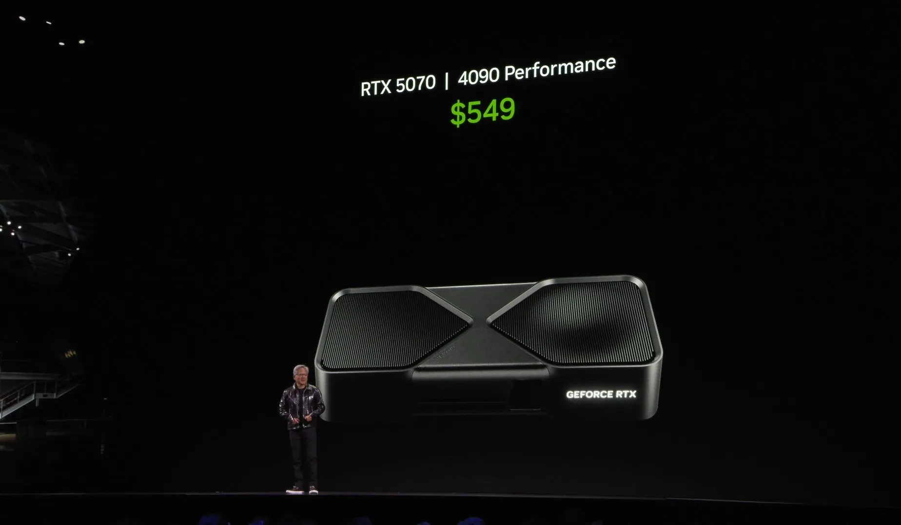 NVIDIA giới thiệu card đồ họa RTX 5070 tại sự kiện CES 2025, nhấn mạnh vai trò của công nghệ upscaling
