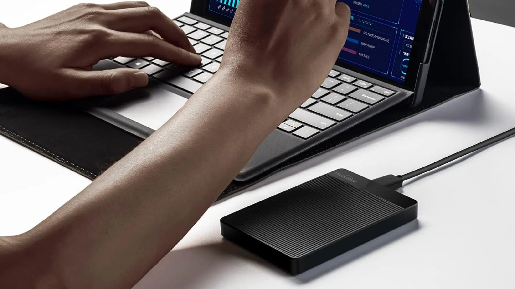 Ổ cứng di động UnionSine 1TB đang kết nối với máy tính xách tay