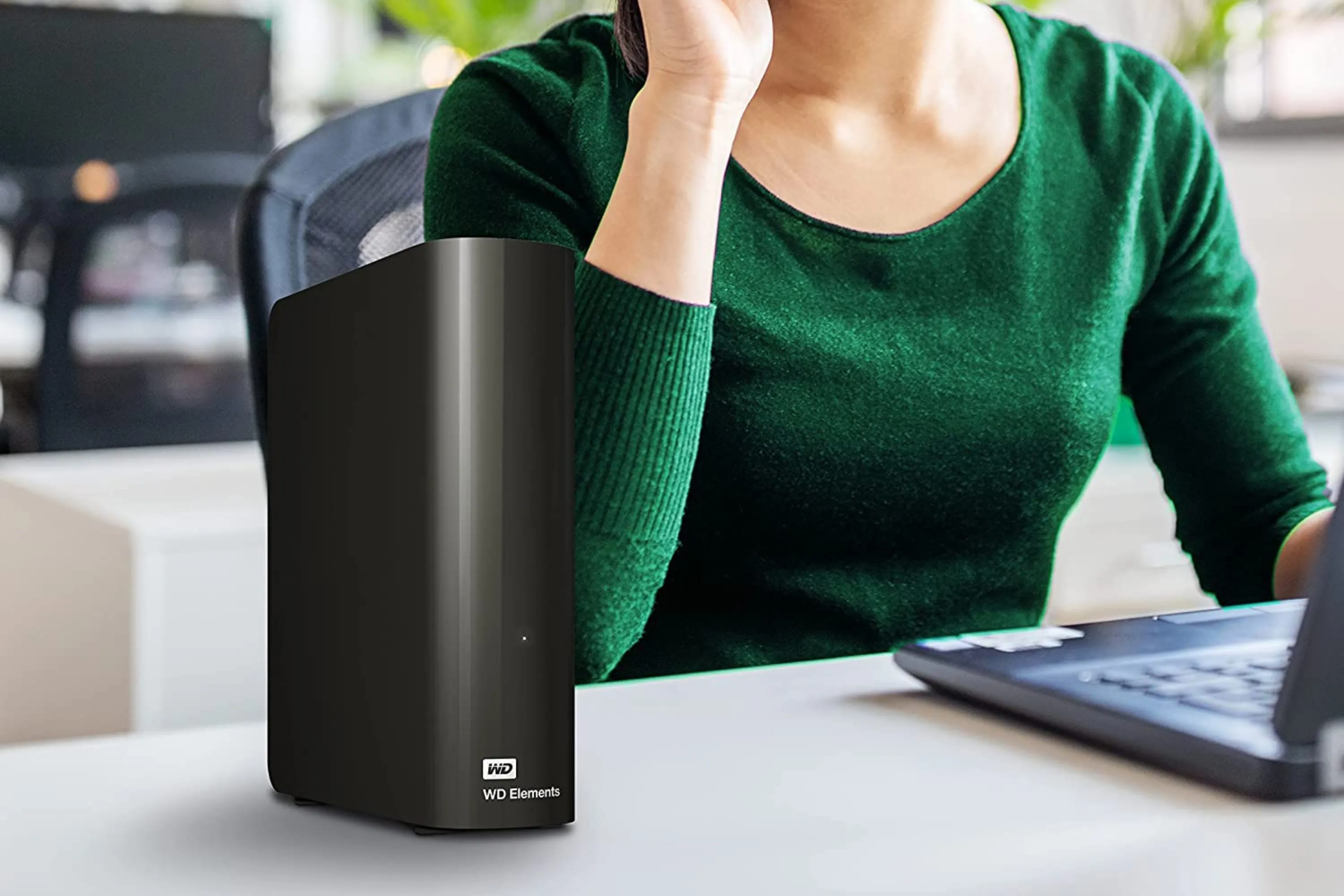 Ổ cứng di động WD Elements 14TB trong không gian làm việc