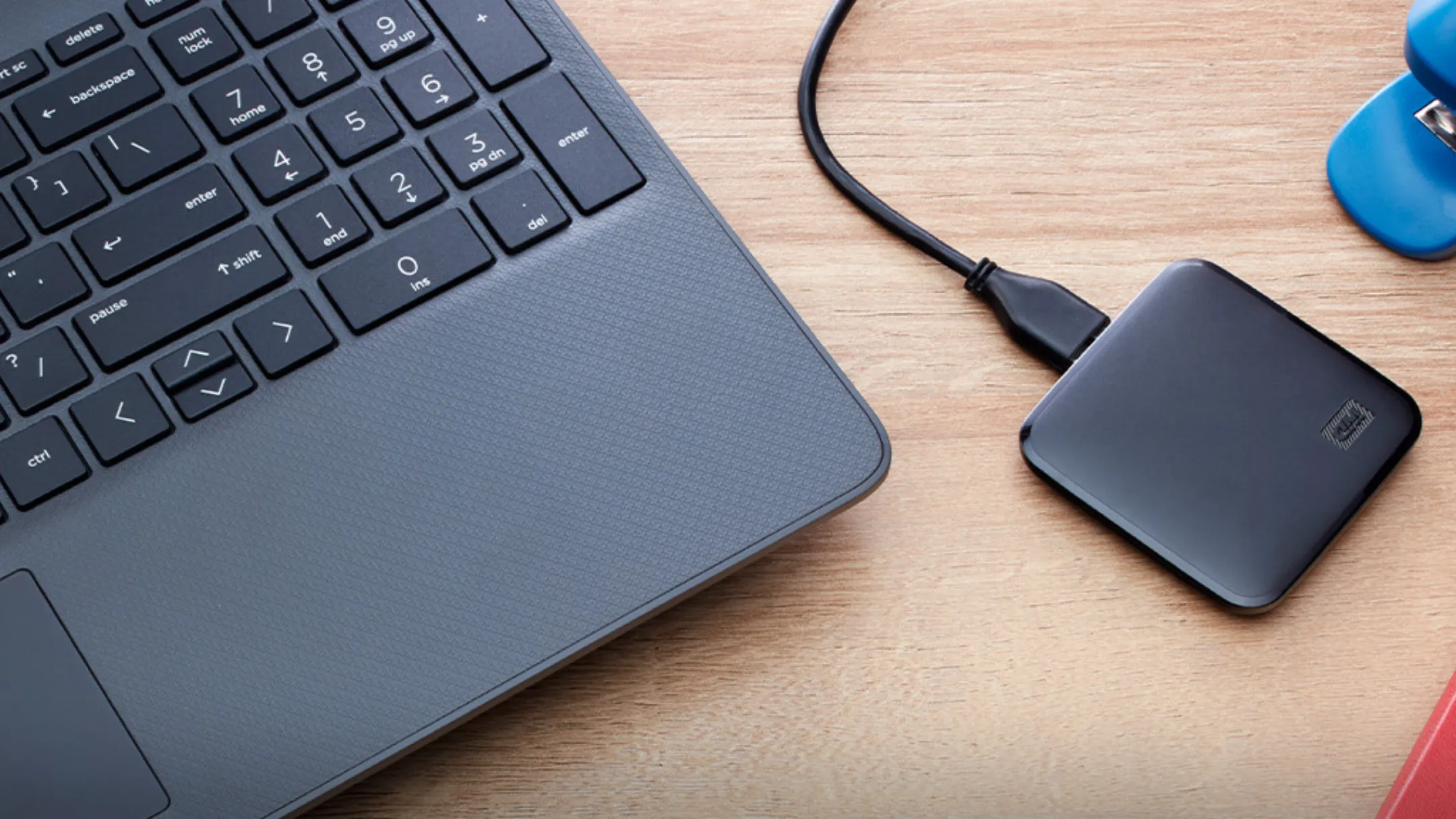 Ổ cứng di động Western Digital Elements SE dung lượng 2TB trên mặt bàn