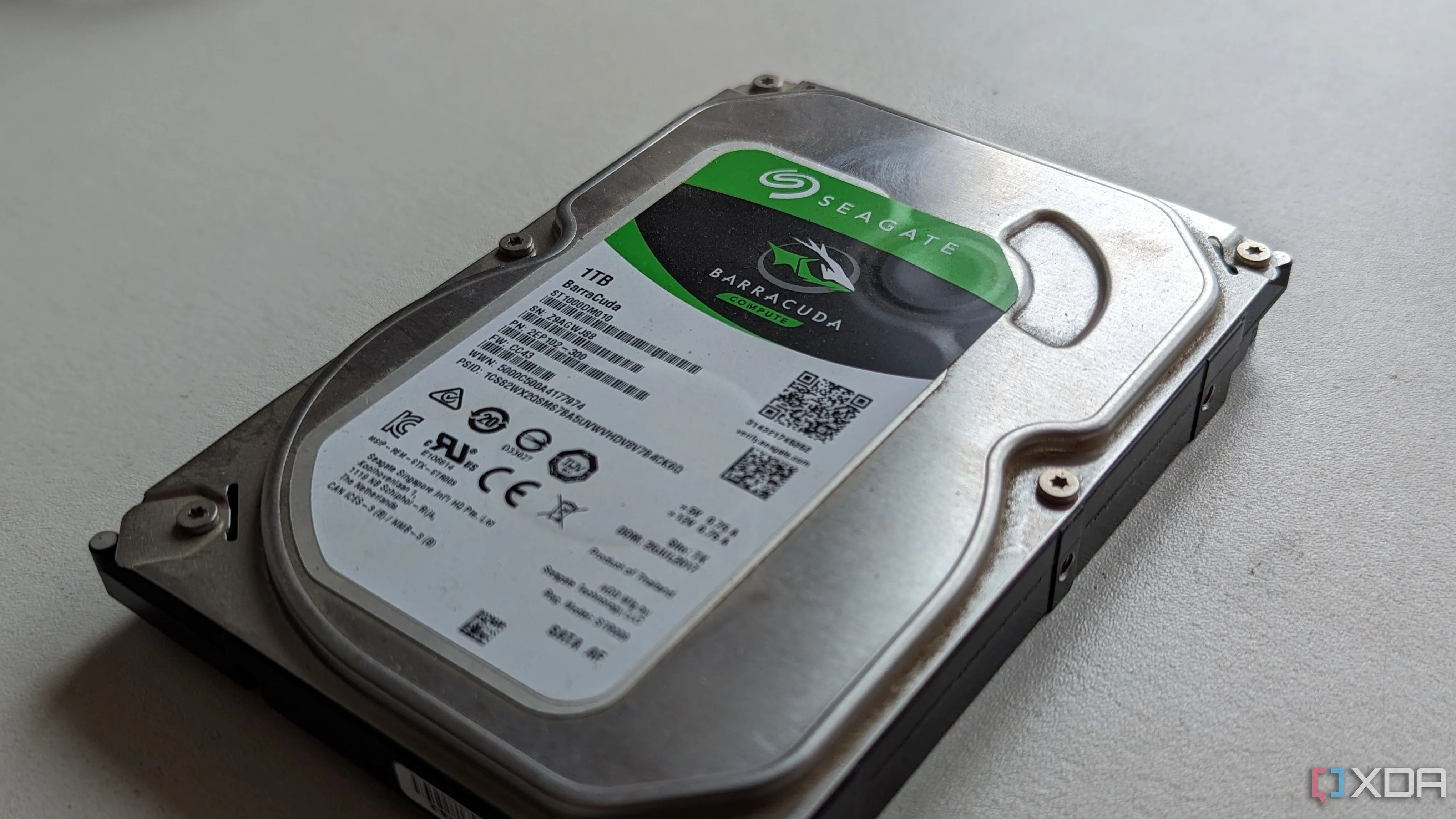 Ổ cứng HDD Seagate Barracuda 1TB, minh họa cho khái niệm ổ đĩa vật lý và an toàn dữ liệu