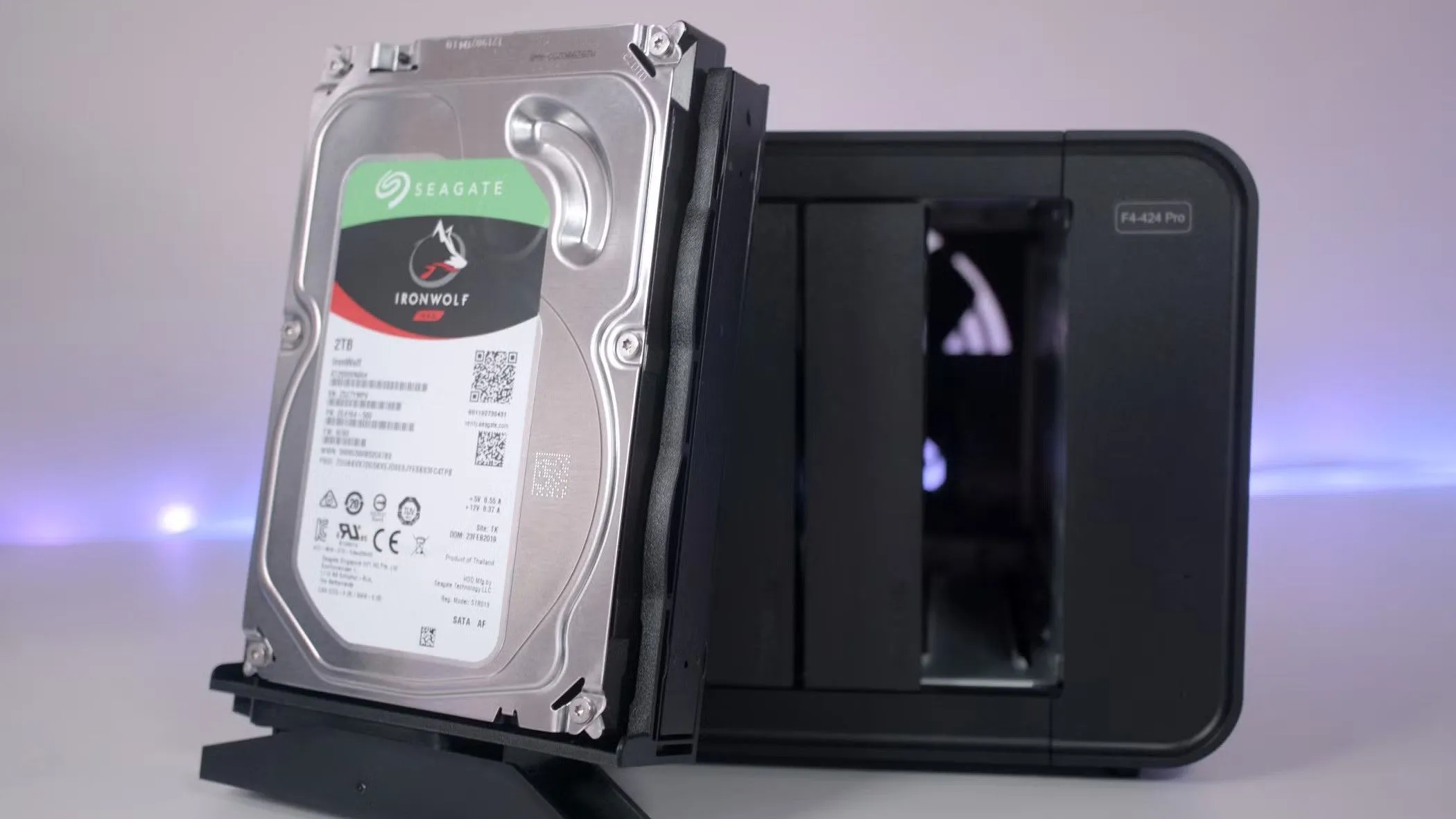 Ổ cứng HDD Seagate, tượng trưng cho giải pháp lưu trữ dữ liệu cục bộ truyền thống.