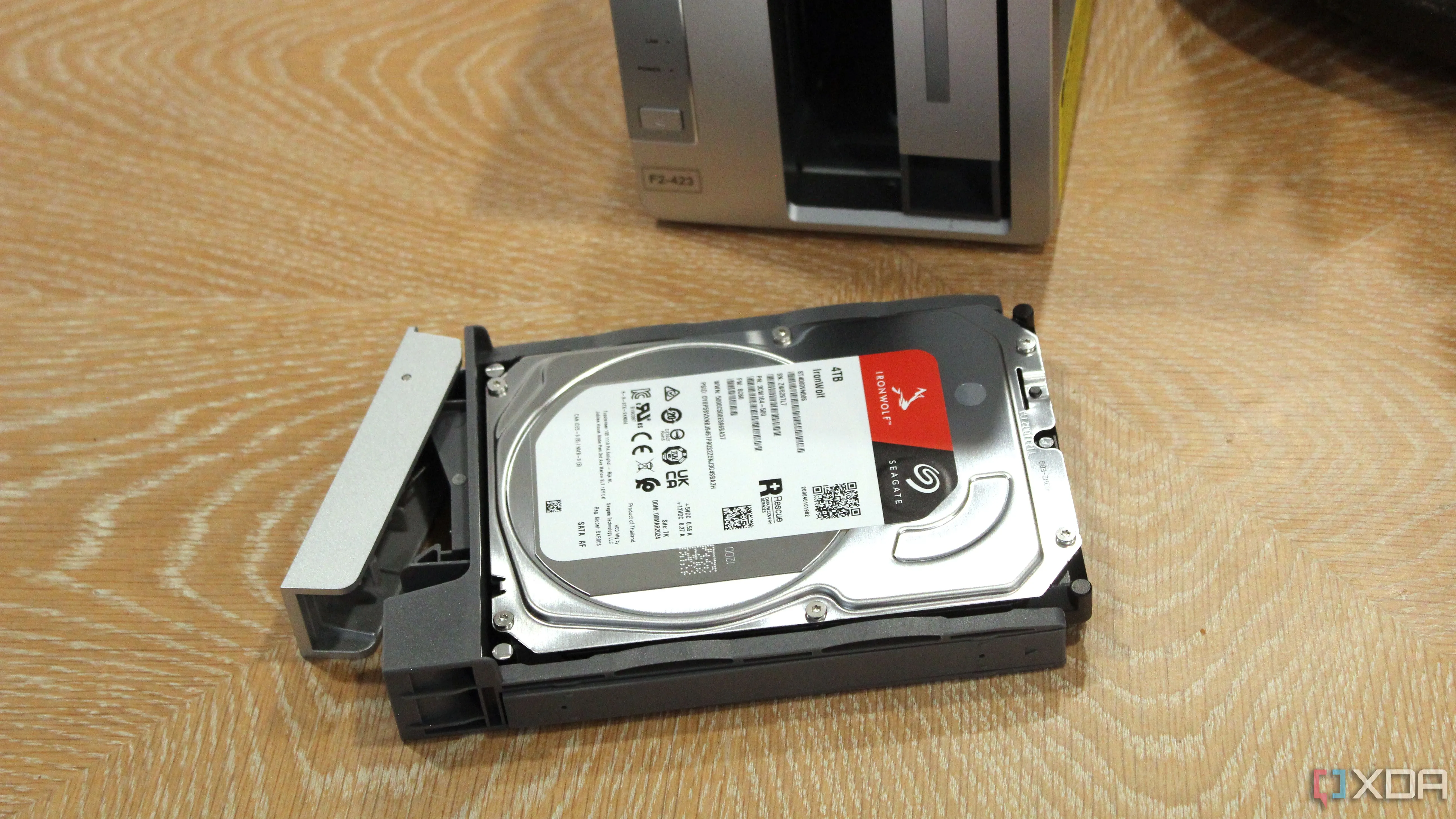 Ổ cứng HDD TerraMaster F2-423 minh họa cho việc tái sử dụng hoặc bán lại ổ cứng