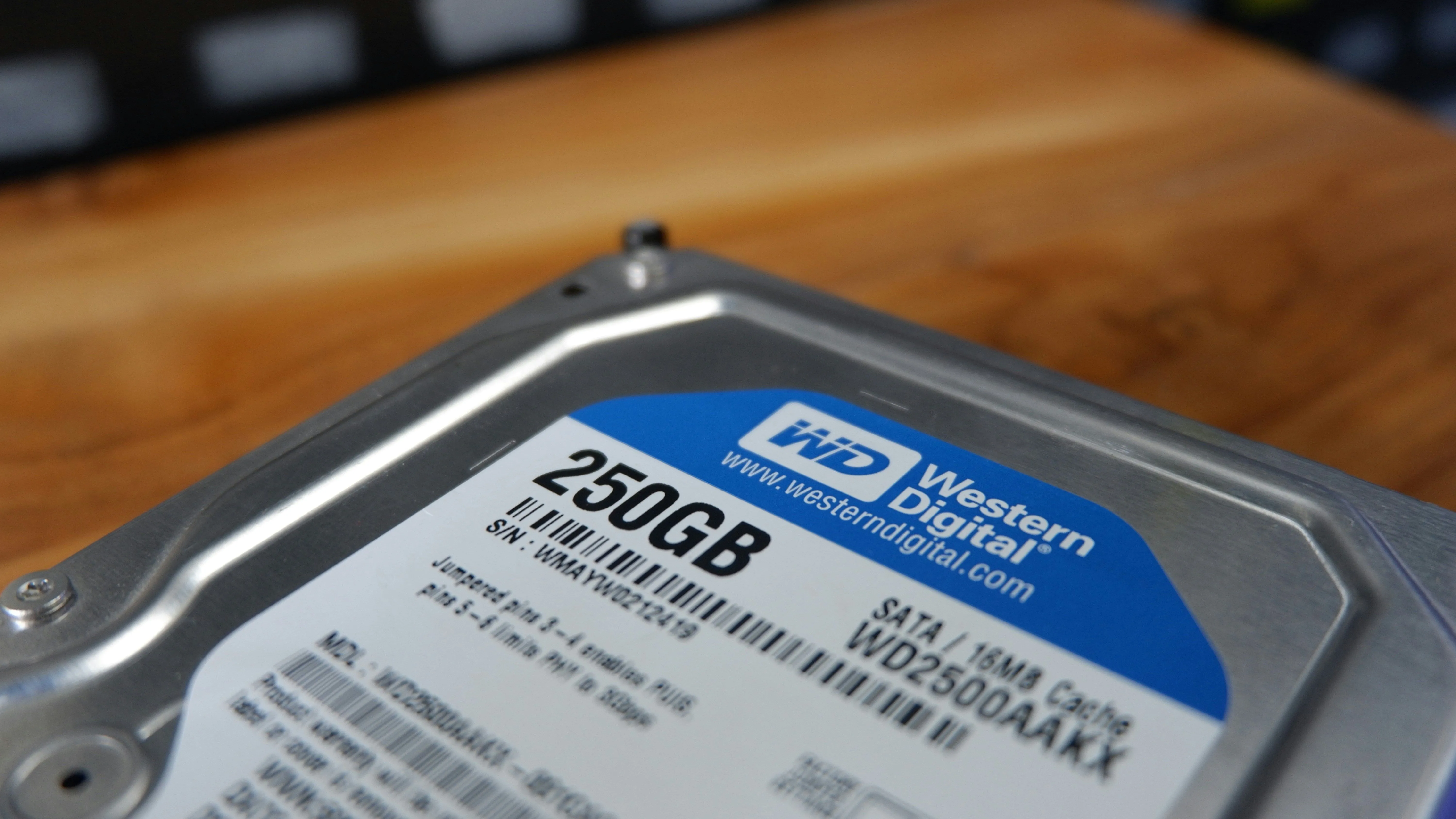 Ổ cứng HDD với nhãn dán, liên quan đến việc lưu trữ dữ liệu và hệ thống tệp ZFS trong Home Lab