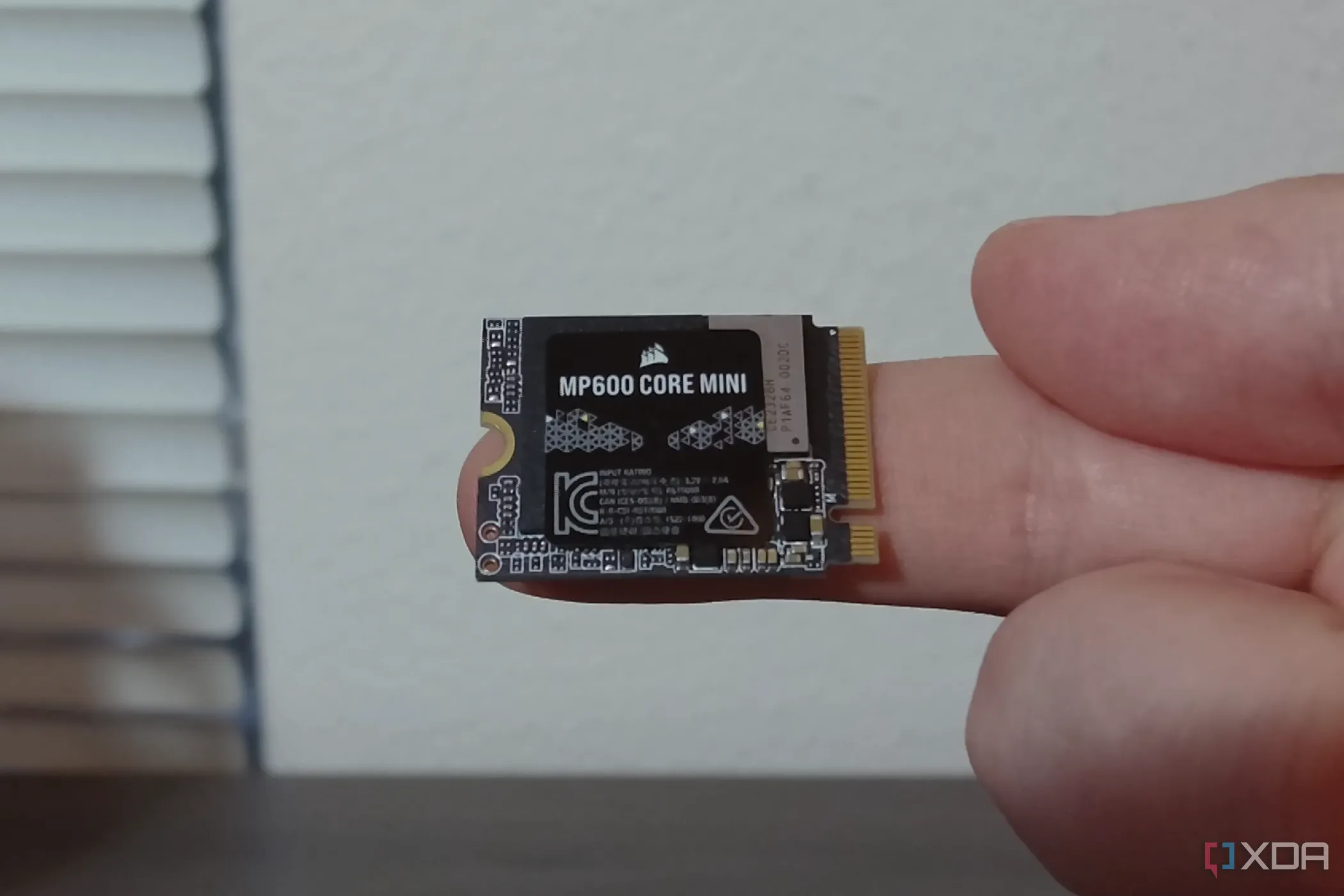 Ổ cứng M.2 SSD Corsair MP600 Core Mini nhỏ gọn được cầm trên tay