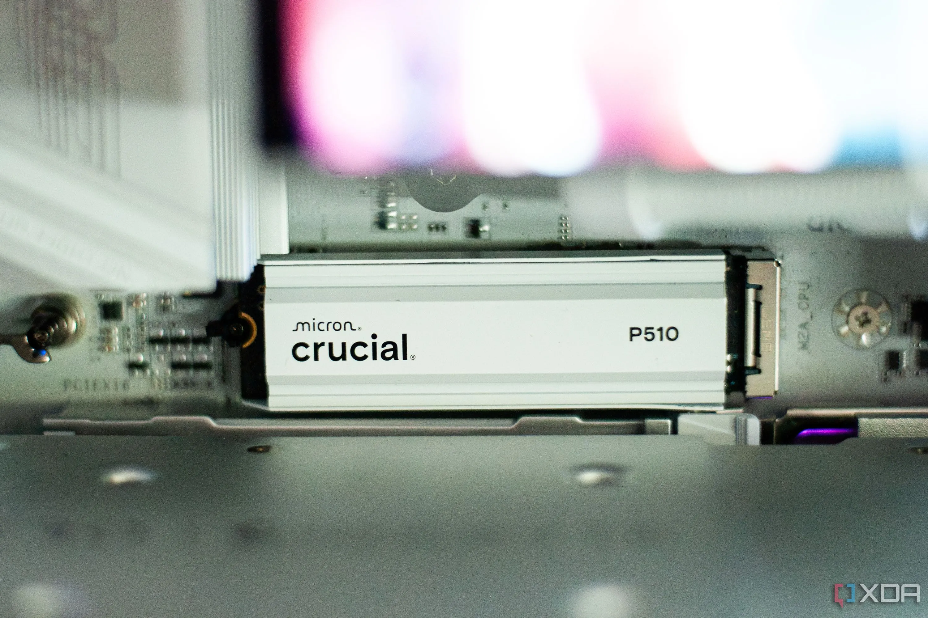 Ổ cứng SSD Crucial P510 với tản nhiệt được lắp đặt trong bộ máy tính để bàn, minh họa giải pháp tản nhiệt hiệu quả