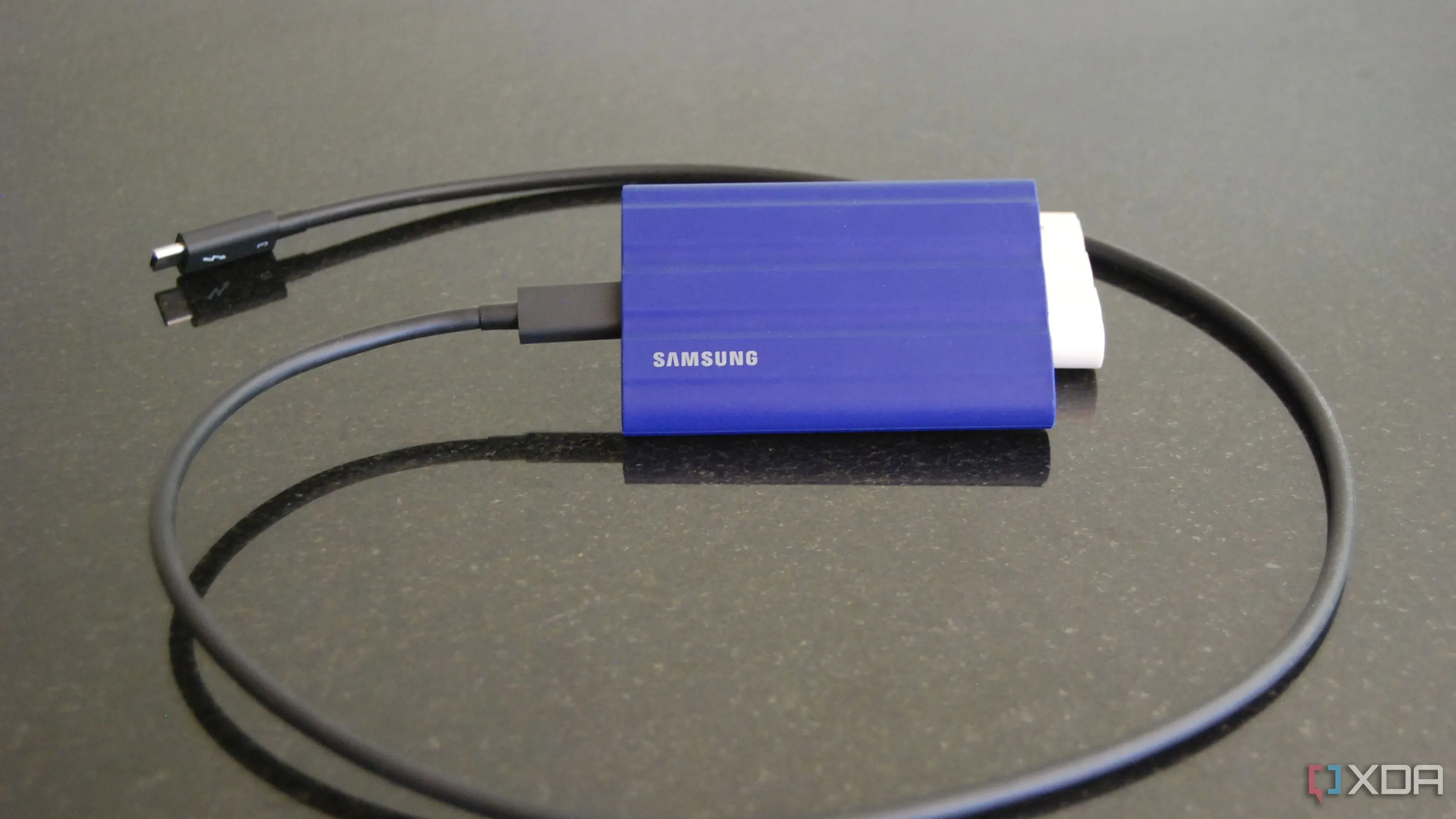 Ổ cứng SSD di động Samsung T7 Shield màu xanh dương với cáp USB-C, lý tưởng cho việc chỉnh sửa video.