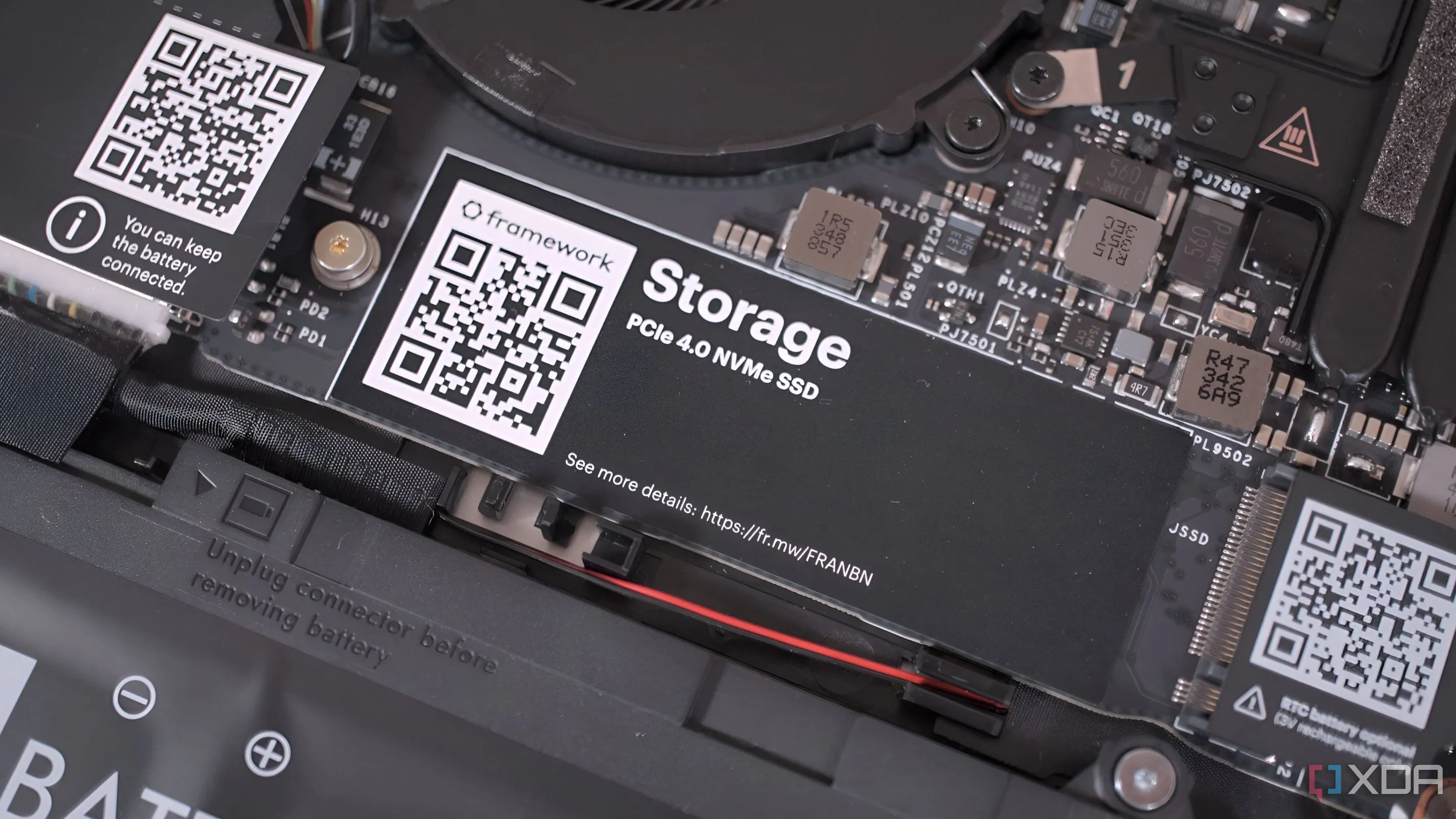 Ổ cứng SSD NVMe PCIe 4.0 được gắn vào khe M.2 trên máy tính xách tay Framework