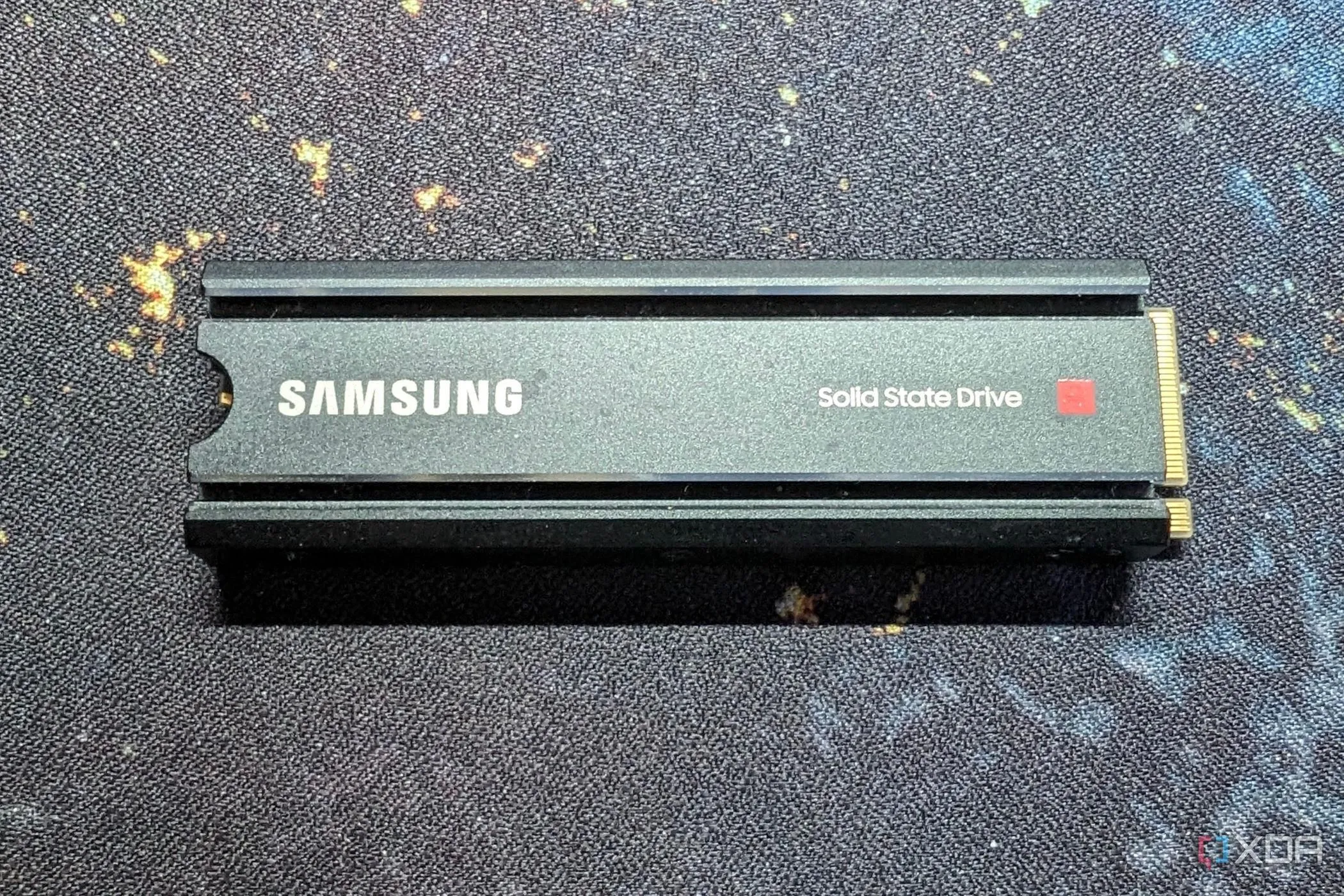 Ổ cứng SSD NVMe với tản nhiệt, minh họa cho vấn đề nhiệt độ