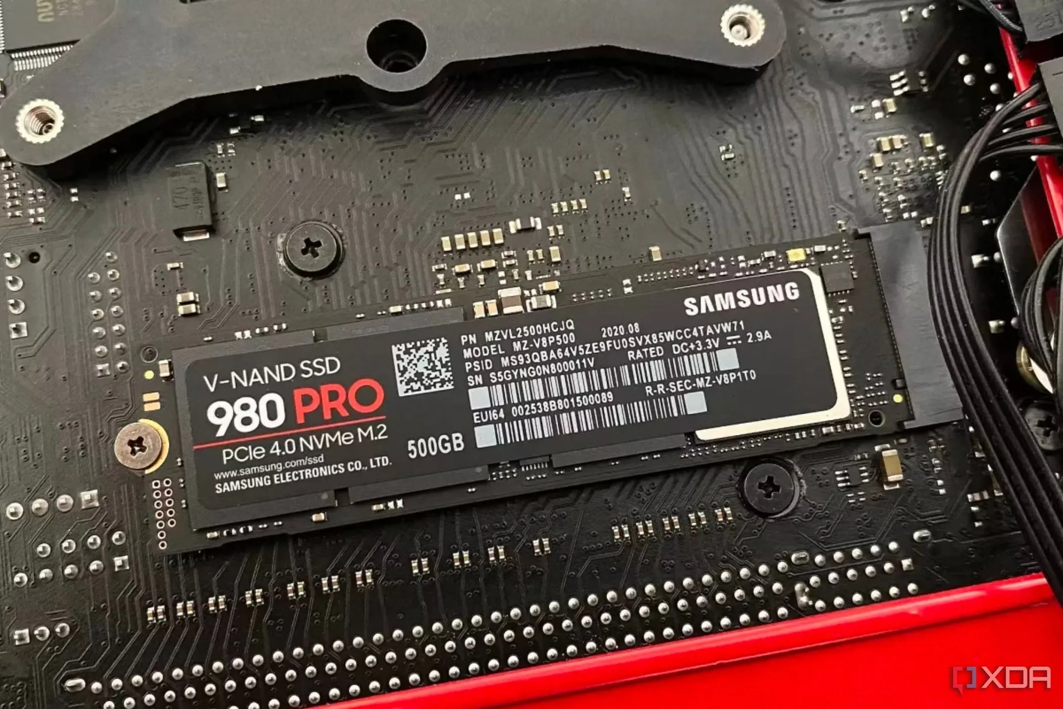 Ổ cứng SSD Samsung 980 Pro M.2 đã được lắp đặt trên mainboard, minh họa vị trí ốc M.2