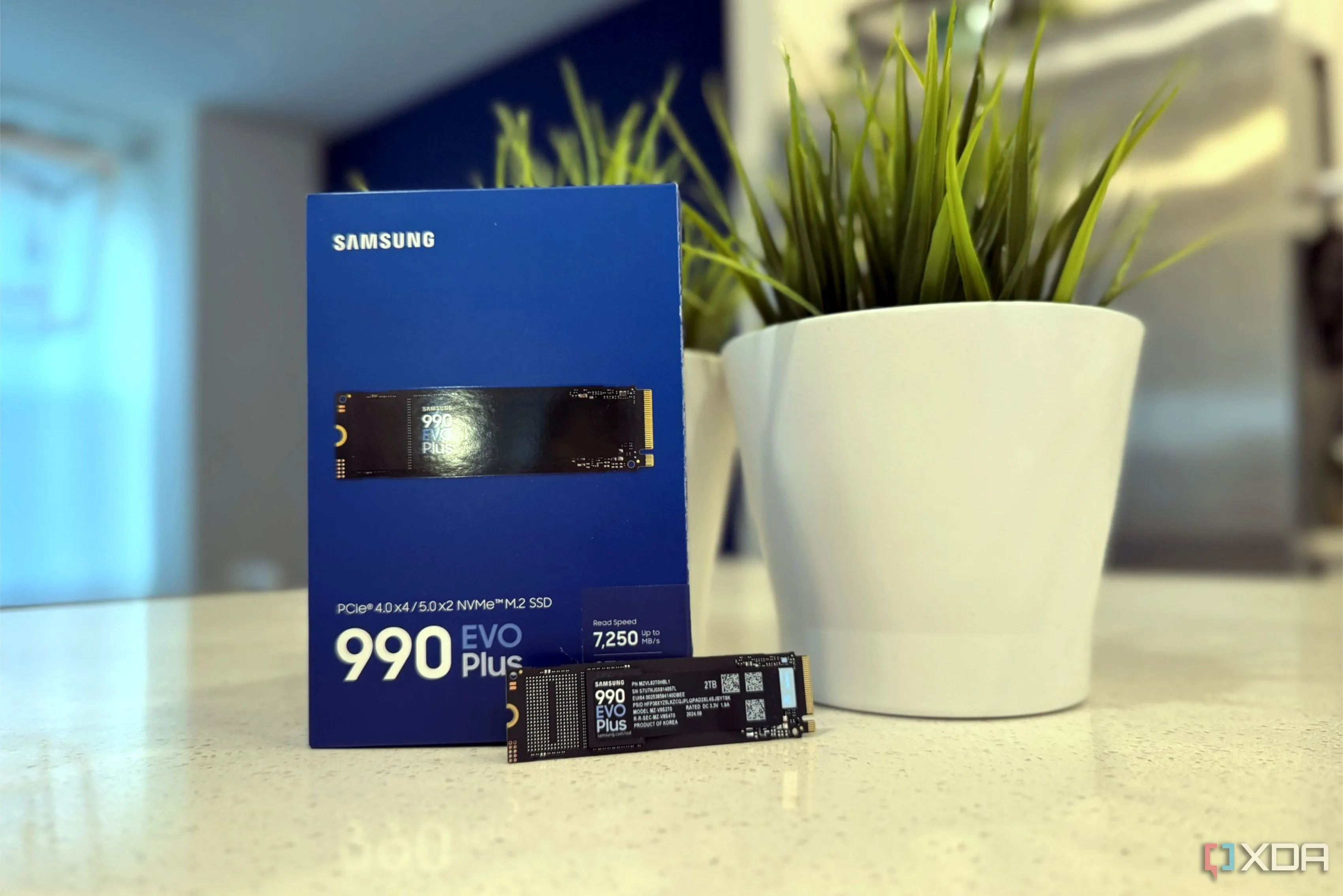 Ổ cứng SSD Samsung 990 Evo Plus 4TB và hộp sản phẩm trên mặt bàn