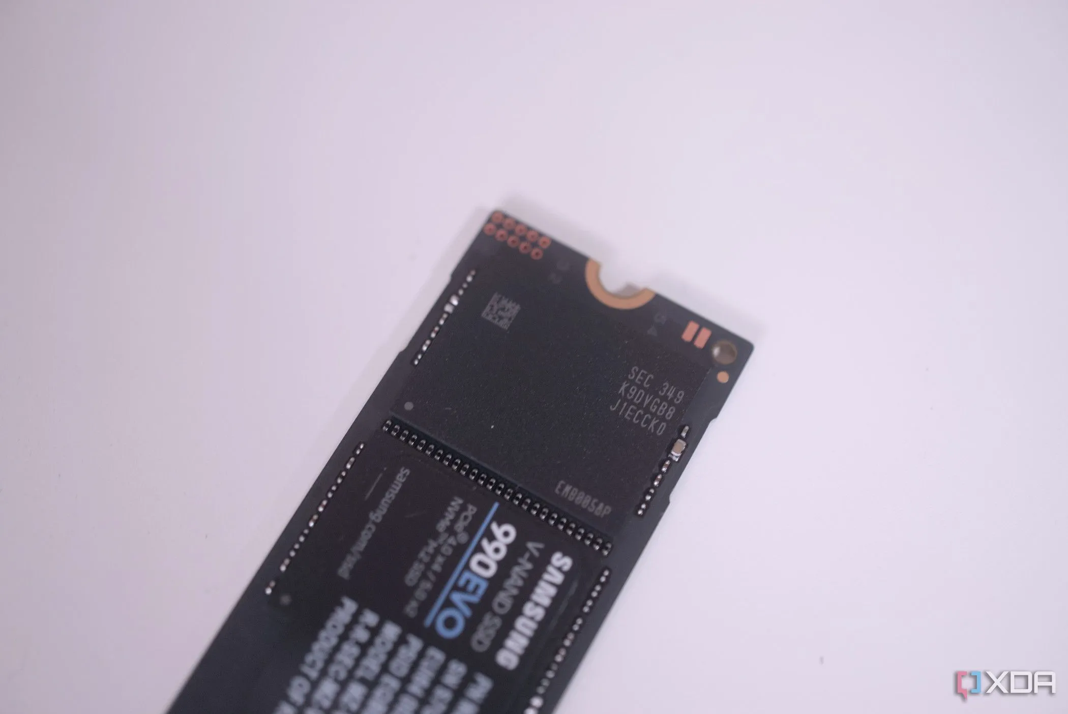 Ổ cứng SSD Samsung 990 Evo với chip NAND và tem nhãn