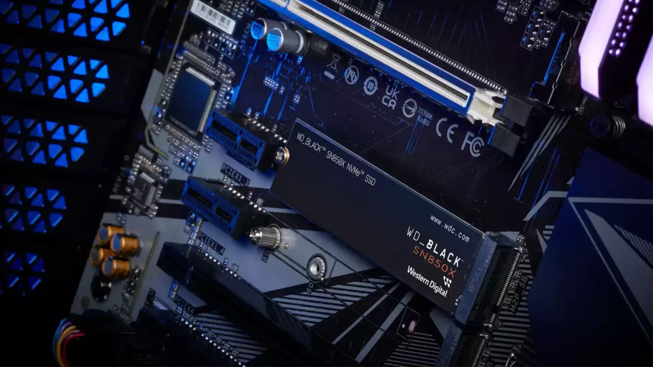Ổ cứng SSD WD Black SN850X NVMe được lắp vào bo mạch chủ PC gaming