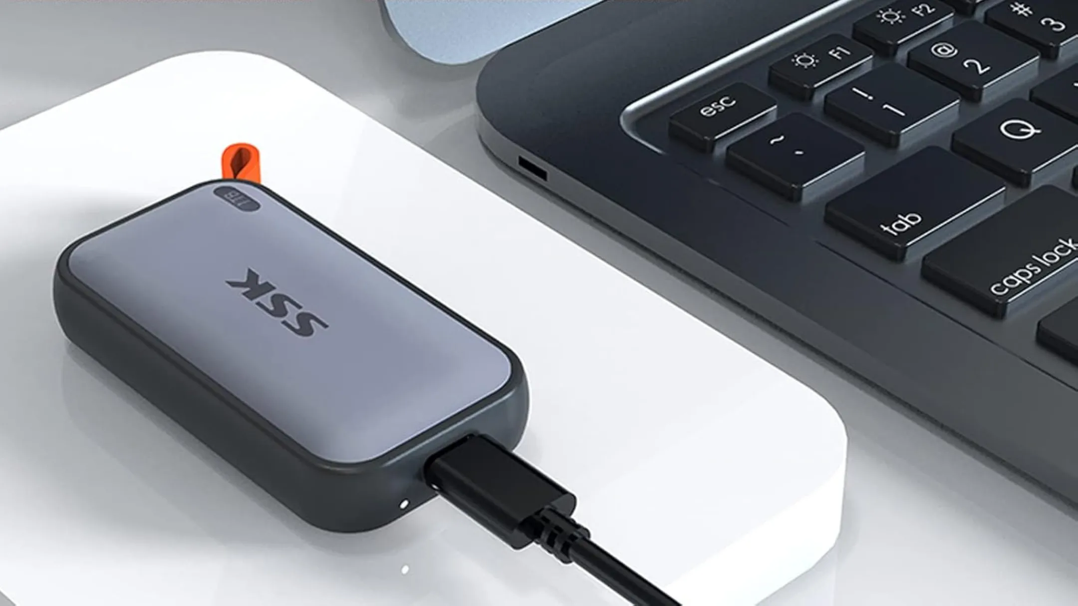 Ổ SSD di động SSK kết nối với máy tính xách tay, thể hiện tính linh hoạt