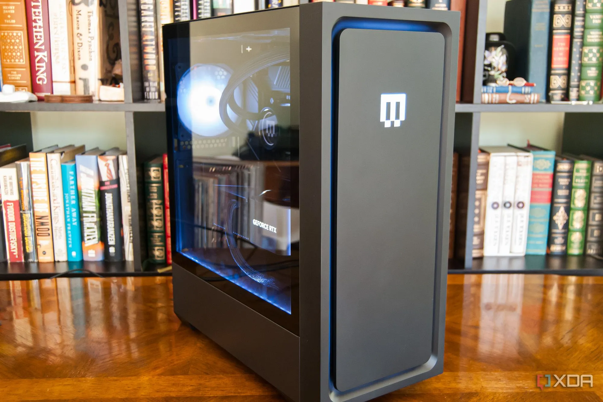 PC gaming cấu hình sẵn Maingear MG-1 Legendary, đại diện cho giải pháp chơi game PC tiện lợi, không cần tự lắp ráp