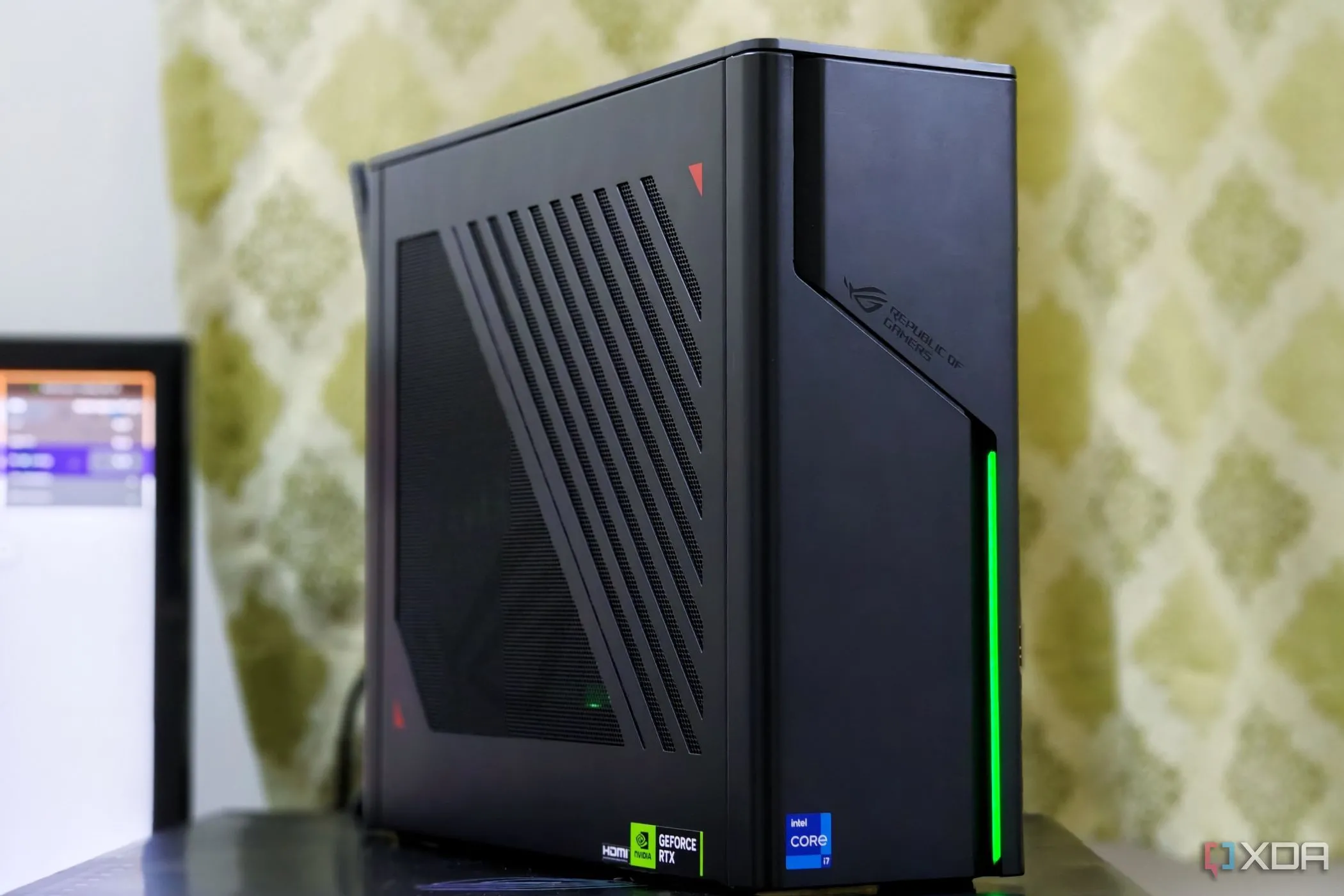 PC Small Form Factor ASUS ROG G22CH đặt gọn gàng cạnh màn hình trên bàn làm việc