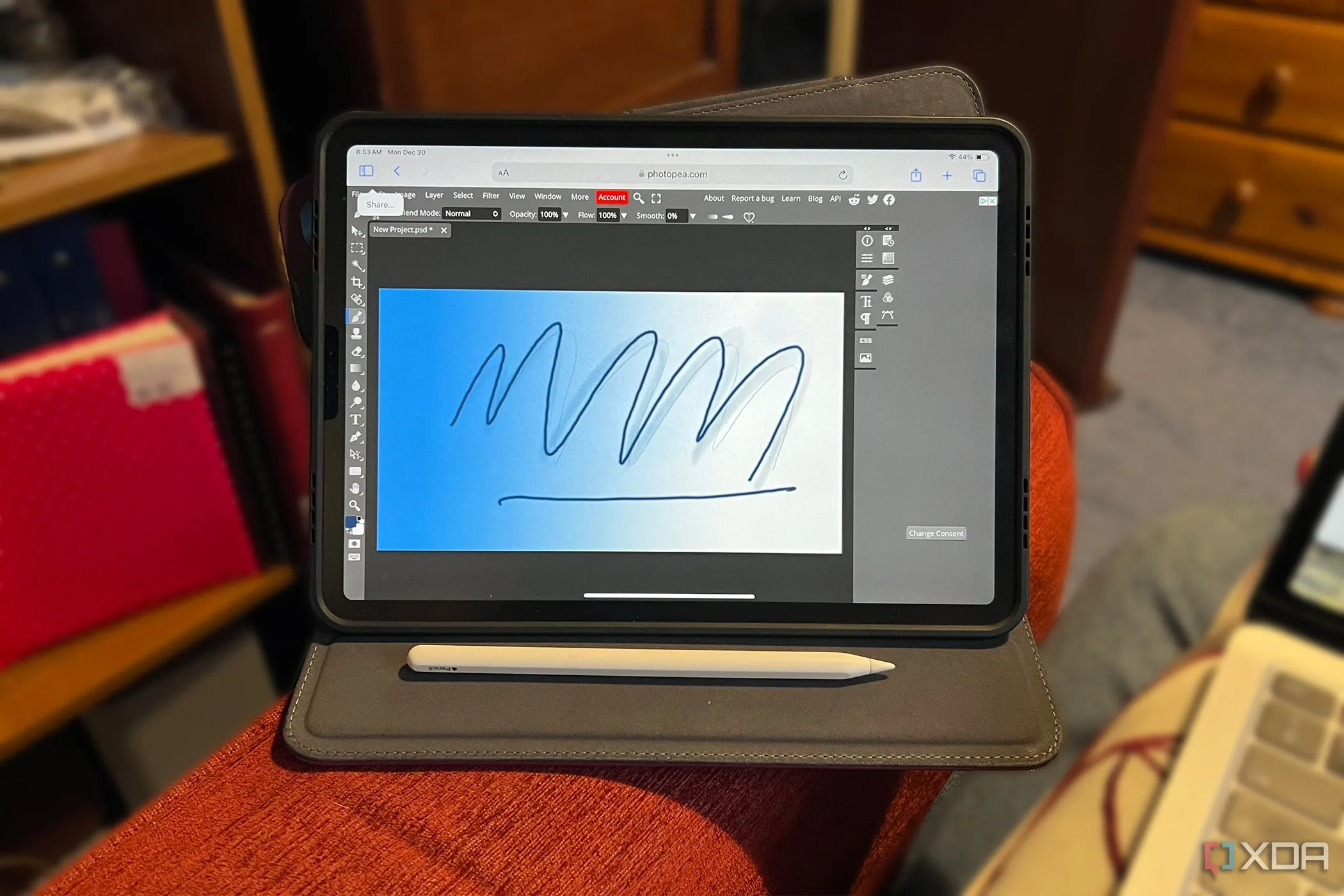 Photopea đang chạy trên iPad Pro và được điều khiển bằng Apple Pencil, minh họa khả năng truy cập trên nhiều thiết bị