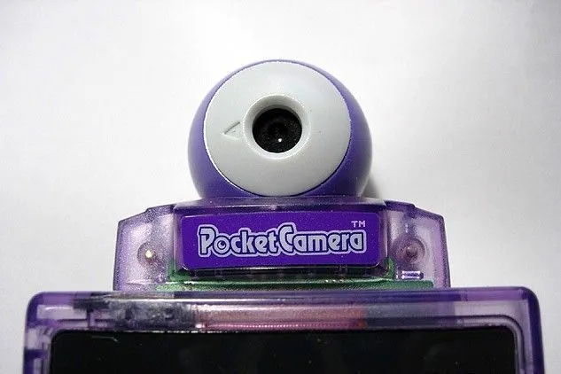 Phụ kiện Game Boy Camera của Nintendo gắn trên máy Game Boy màu tím