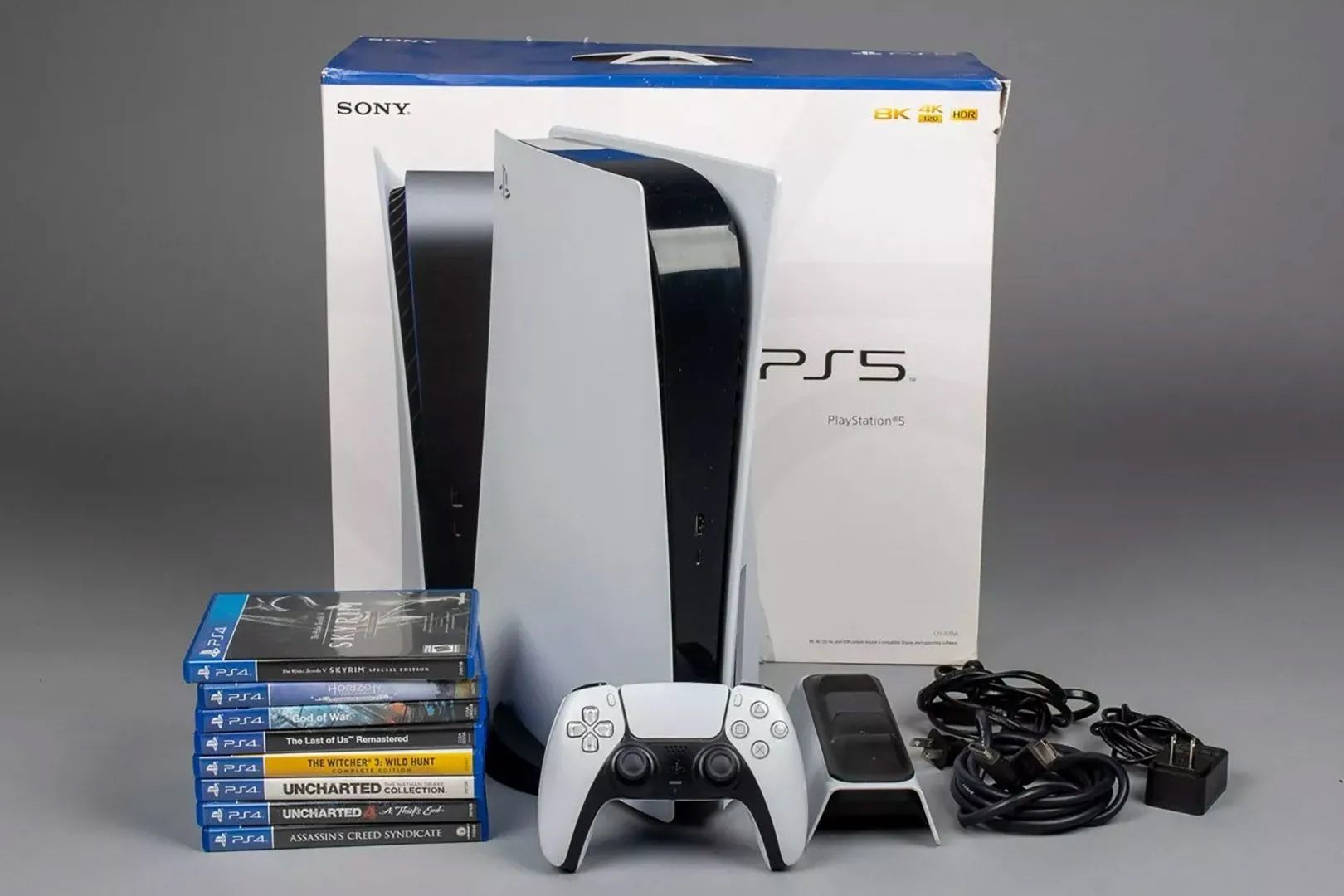 PlayStation 5 cùng nhiều đĩa game, thể hiện thư viện trò chơi phong phú của hệ máy này