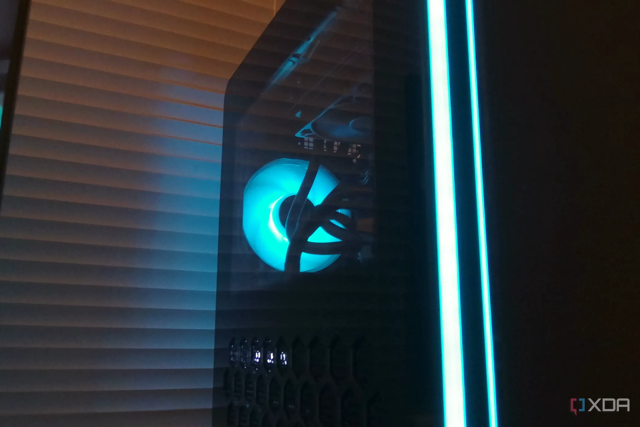 Quạt đẩy phía sau của case Alienware Aurora R16, minh họa cho việc điều chỉnh quạt tản nhiệt trên máy tính.
