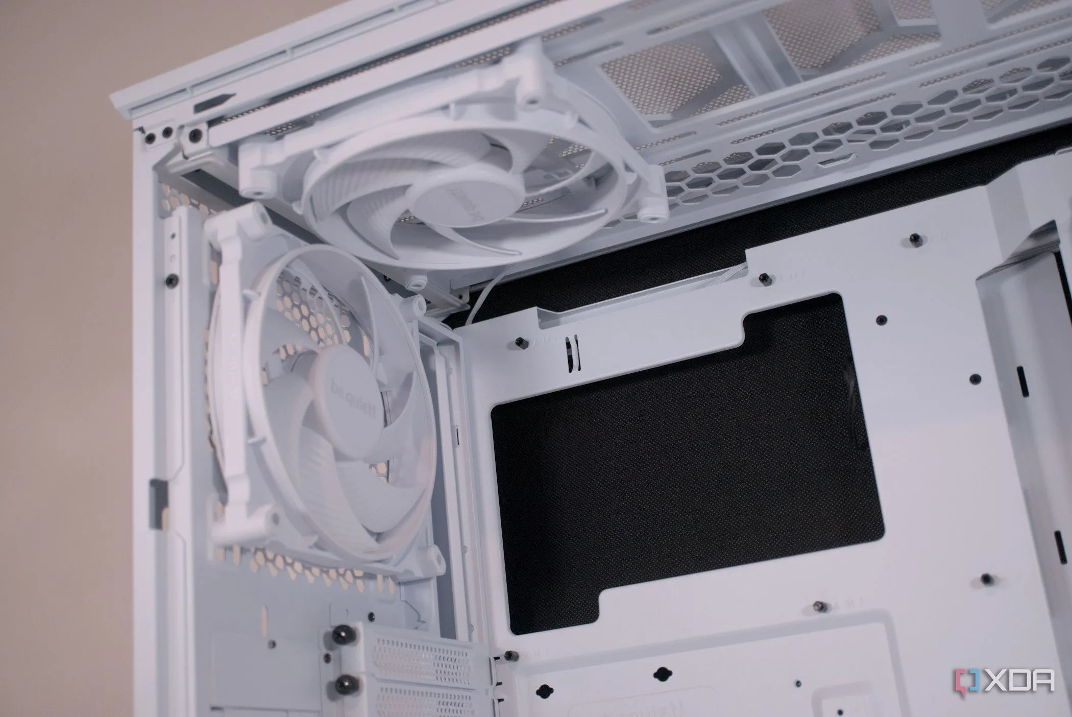 Quạt được cài đặt sẵn ở phía trên và phía sau của vỏ case be quiet! Dark Base 701, minh họa các quạt có thể bị mòn theo thời gian và gây tiếng ồn