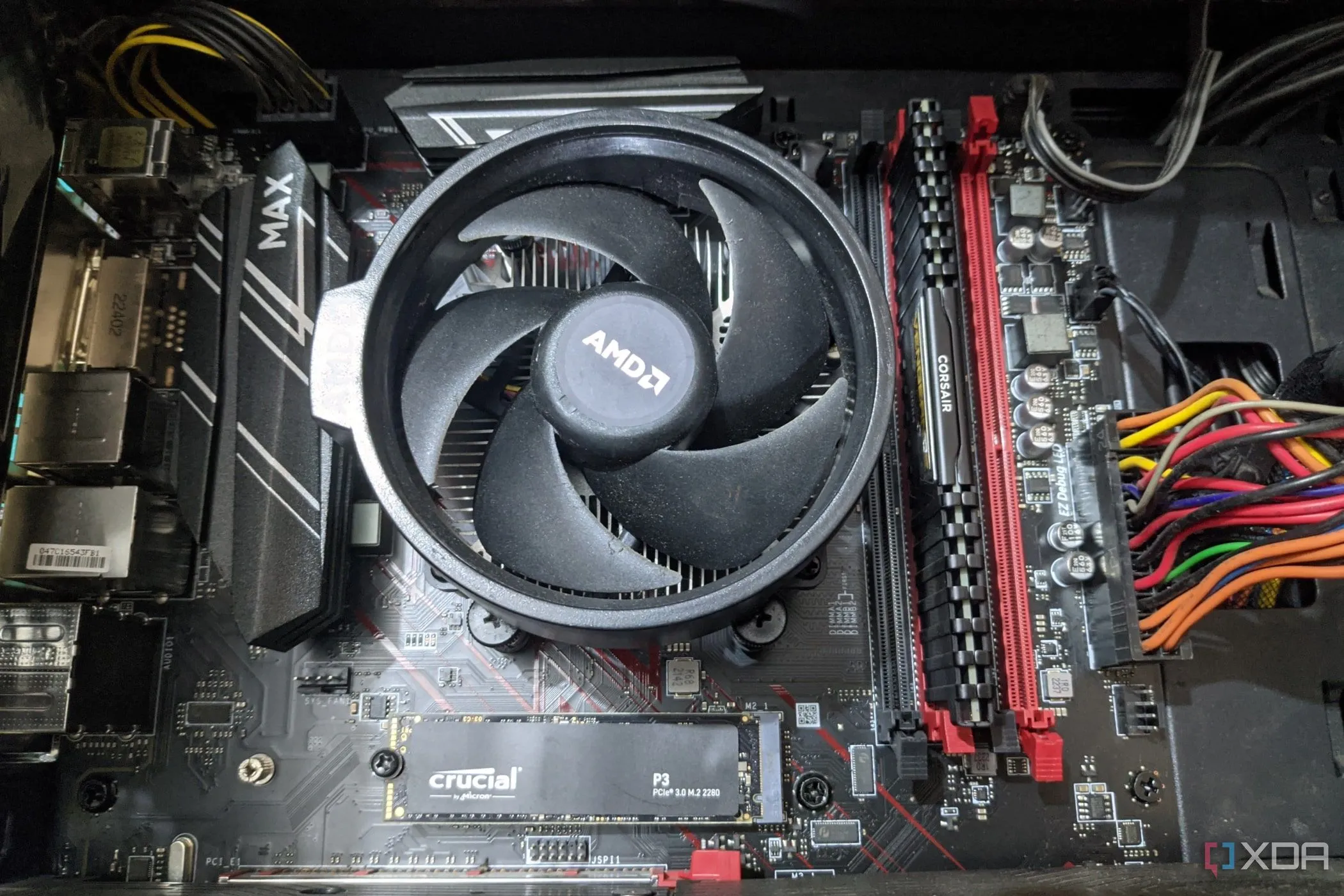 Quạt tản nhiệt CPU AMD Wraith đi kèm, minh họa giải pháp làm mát cơ bản