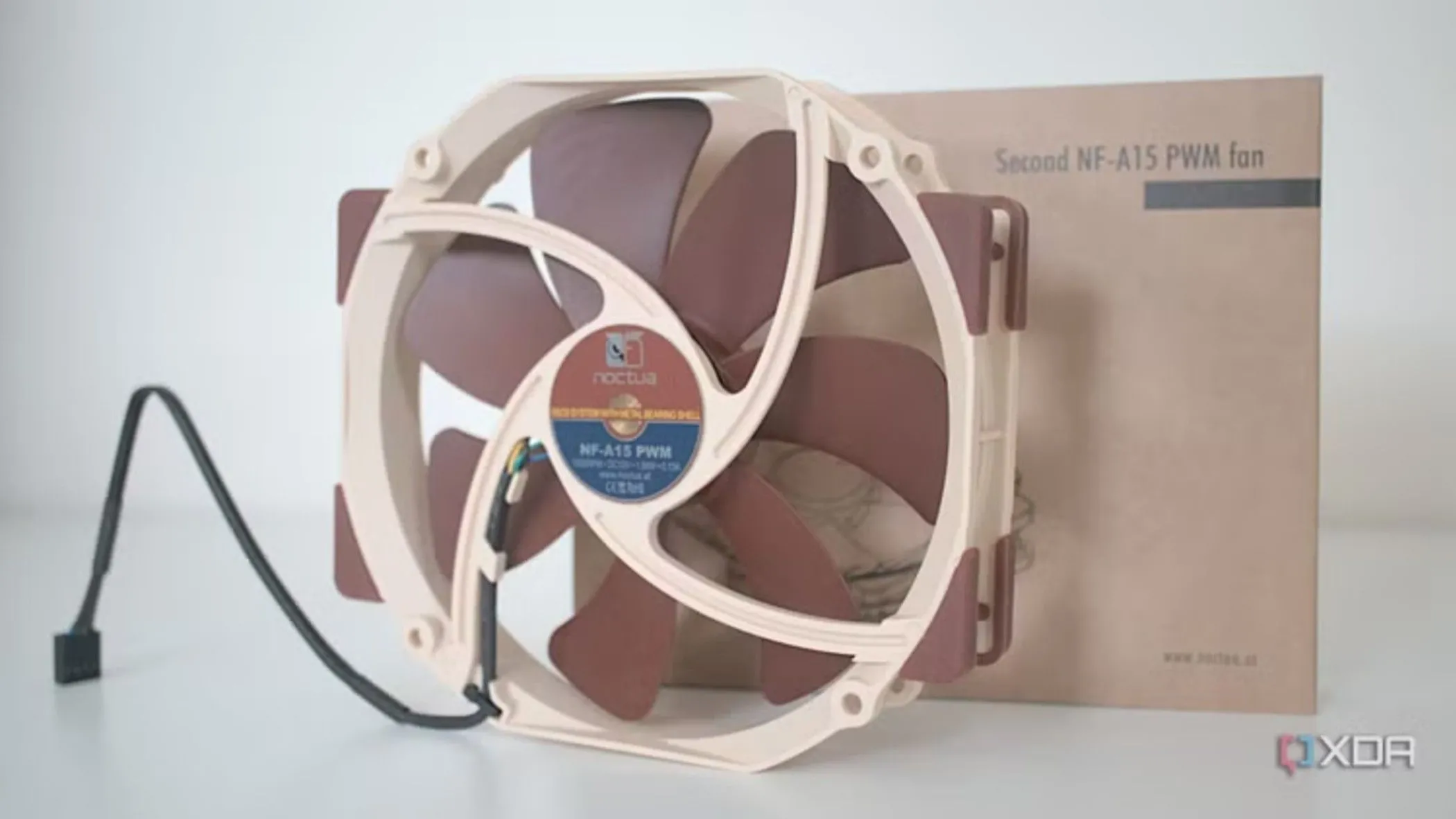 Quạt tản nhiệt thứ hai kích thước lớn của bộ làm mát CPU Noctua NH-D15, cho thấy lợi ích của quạt lớn hơn trong việc tản nhiệt.