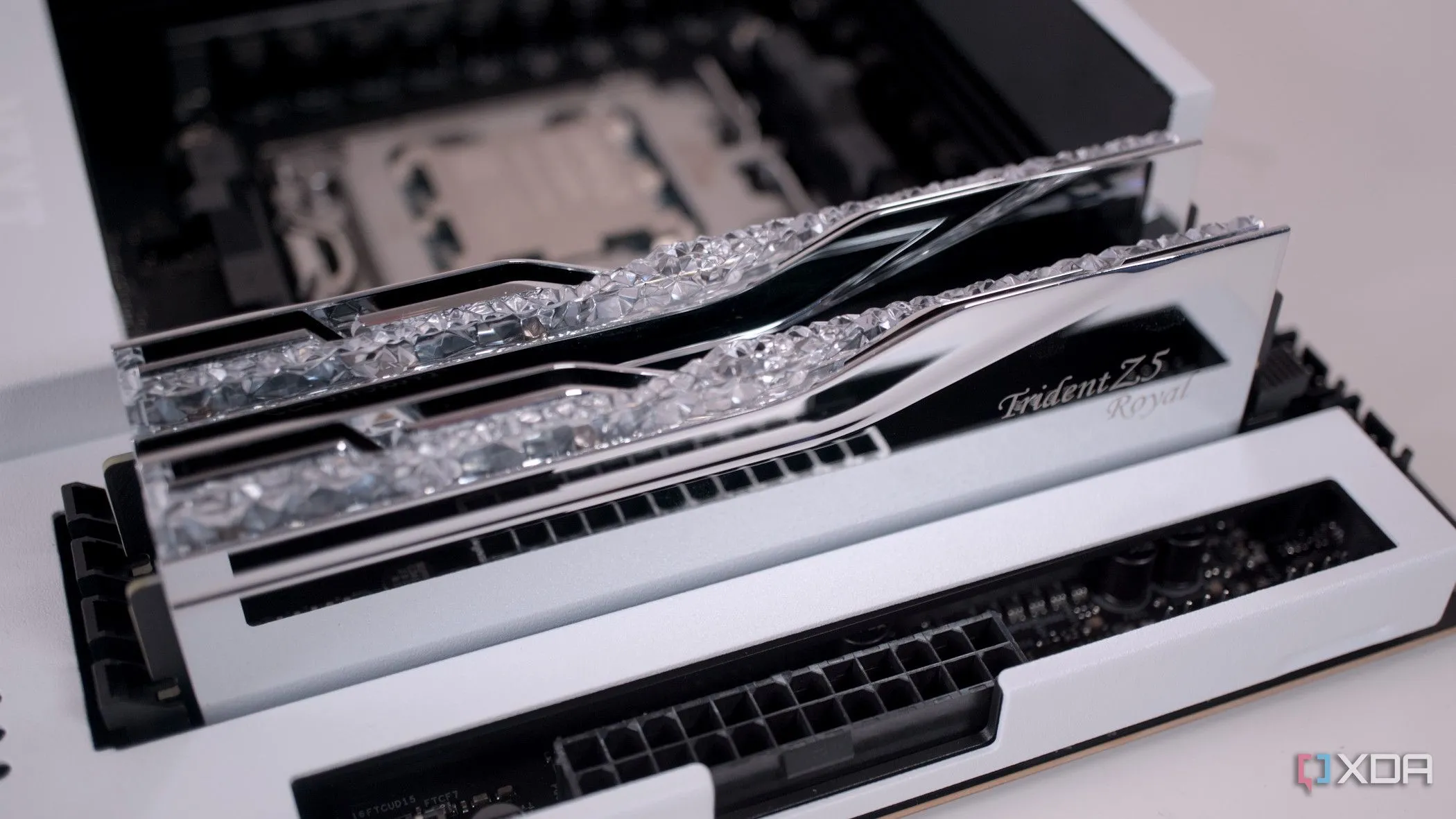 RAM DDR5 được lắp đặt trên bo mạch chủ NZXT N7 B650E, minh họa vị trí của các module bộ nhớ