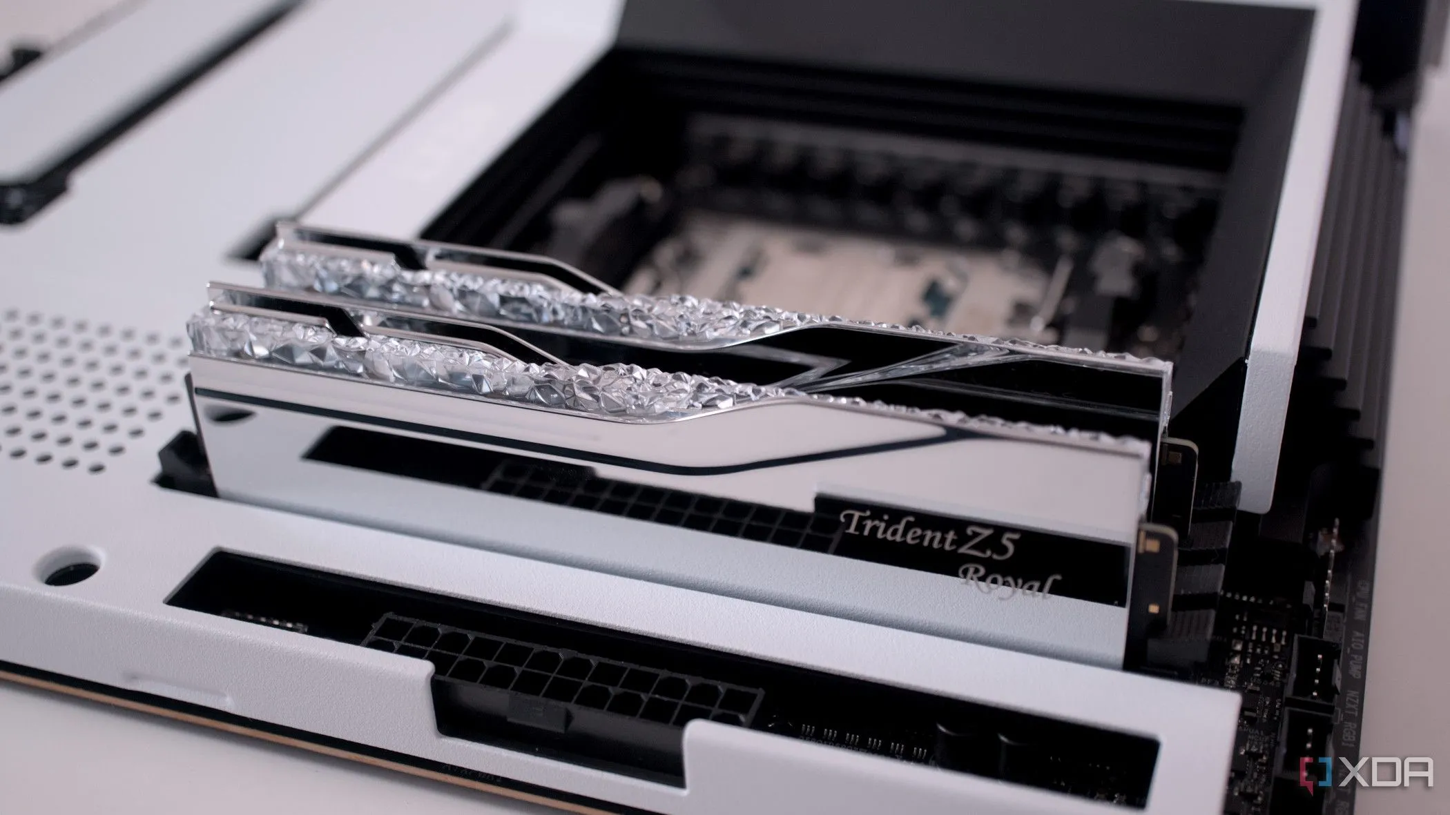 RAM được lắp đặt trên bo mạch chủ NZXT N7 B650E, tượng trưng cho một hệ thống với bộ nhớ lớn cho phép người dùng tự do sử dụng