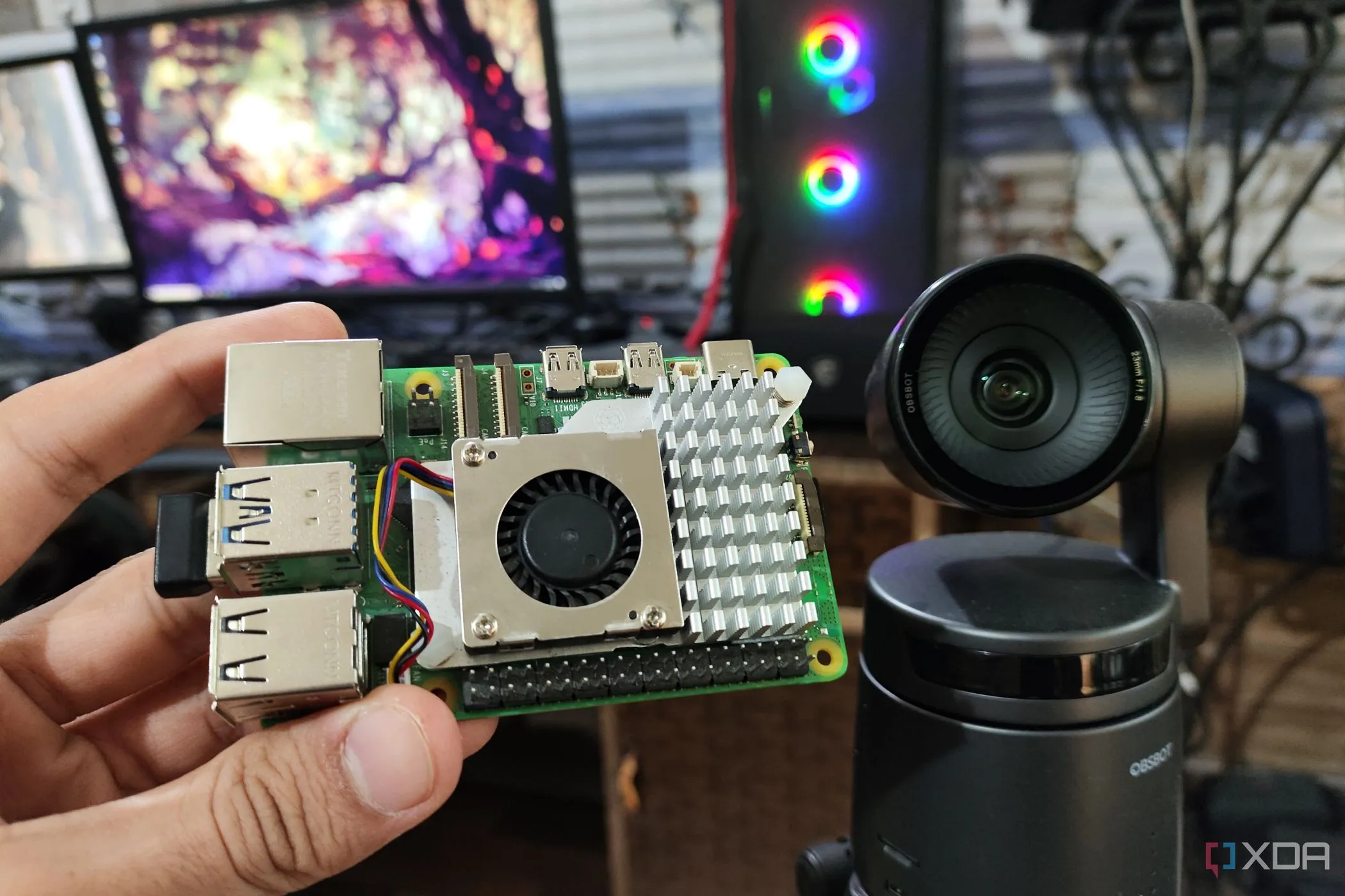 Raspberry Pi 5 đặt cạnh webcam, gợi ý một lựa chọn thay thế laptop để xây dựng camera an ninh DIY nhỏ gọn và tiết kiệm