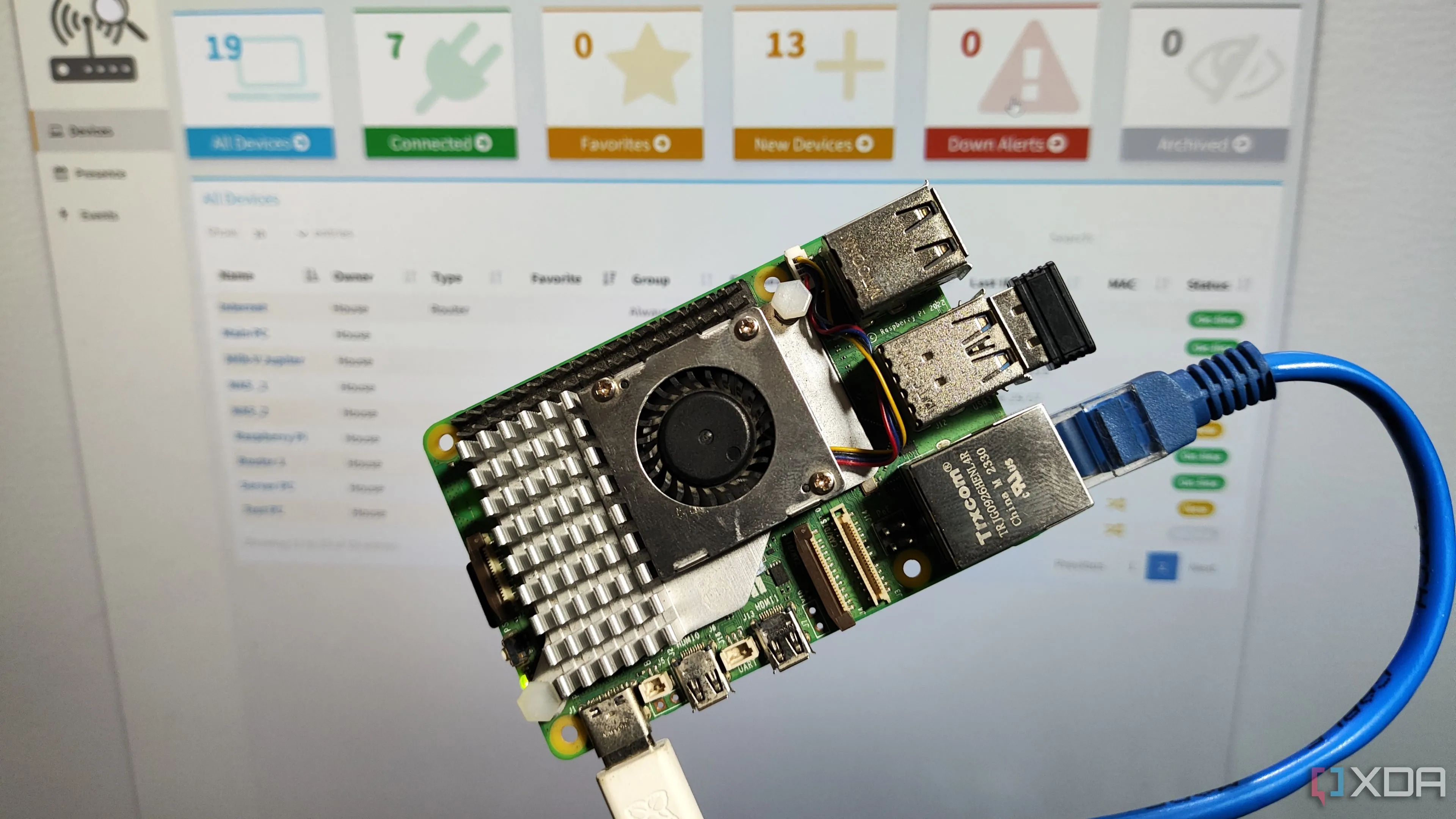 Raspberry Pi với màn hình hiển thị hệ thống Pi.Alert, minh họa ứng dụng có thể cài đặt bằng apt-get hoặc biên dịch mã nguồn