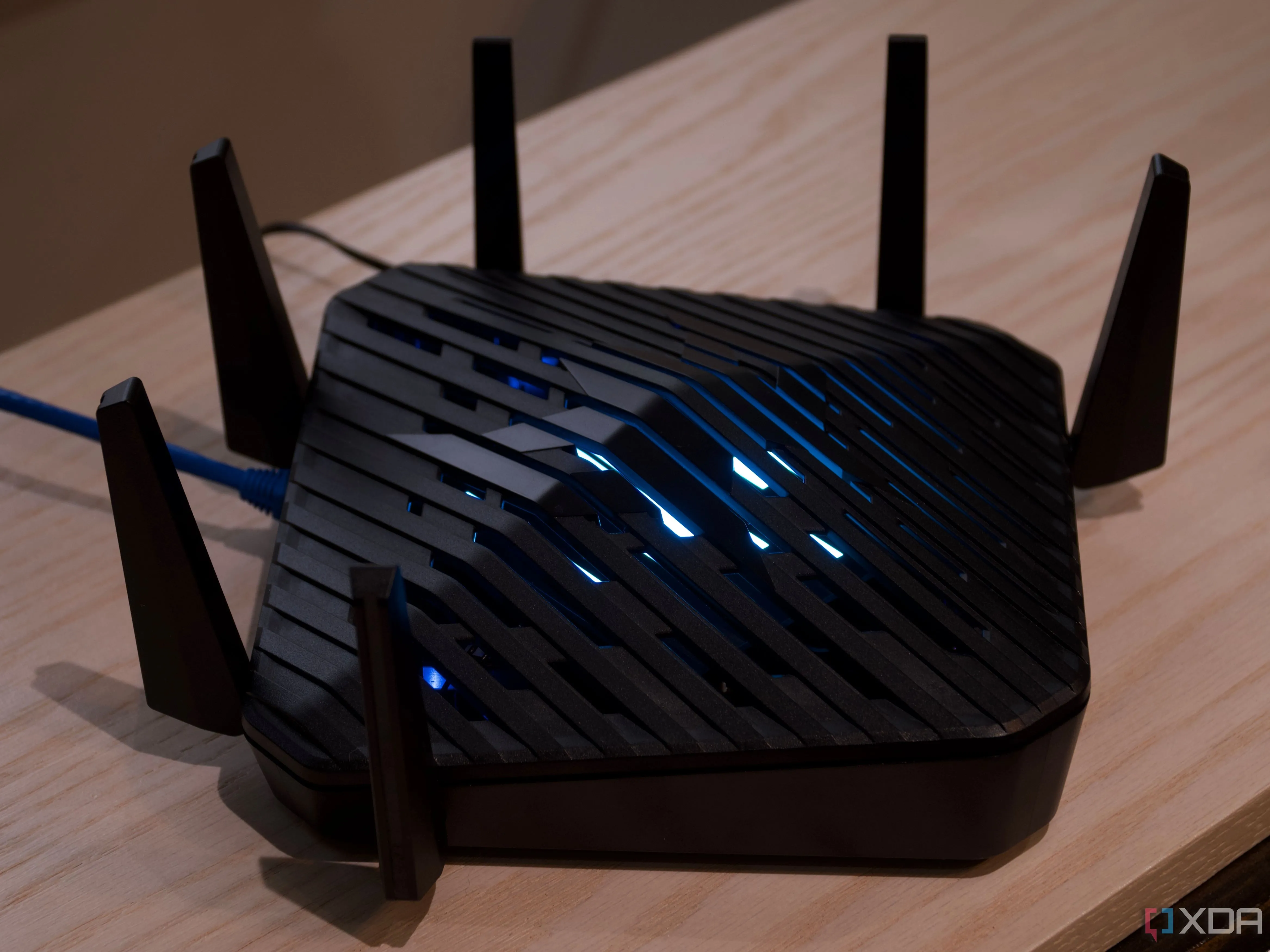 Router Acer Predator Connect W6 với đèn báo hiệu, thiết bị cần được cập nhật firmware định kỳ để đảm bảo bảo mật.