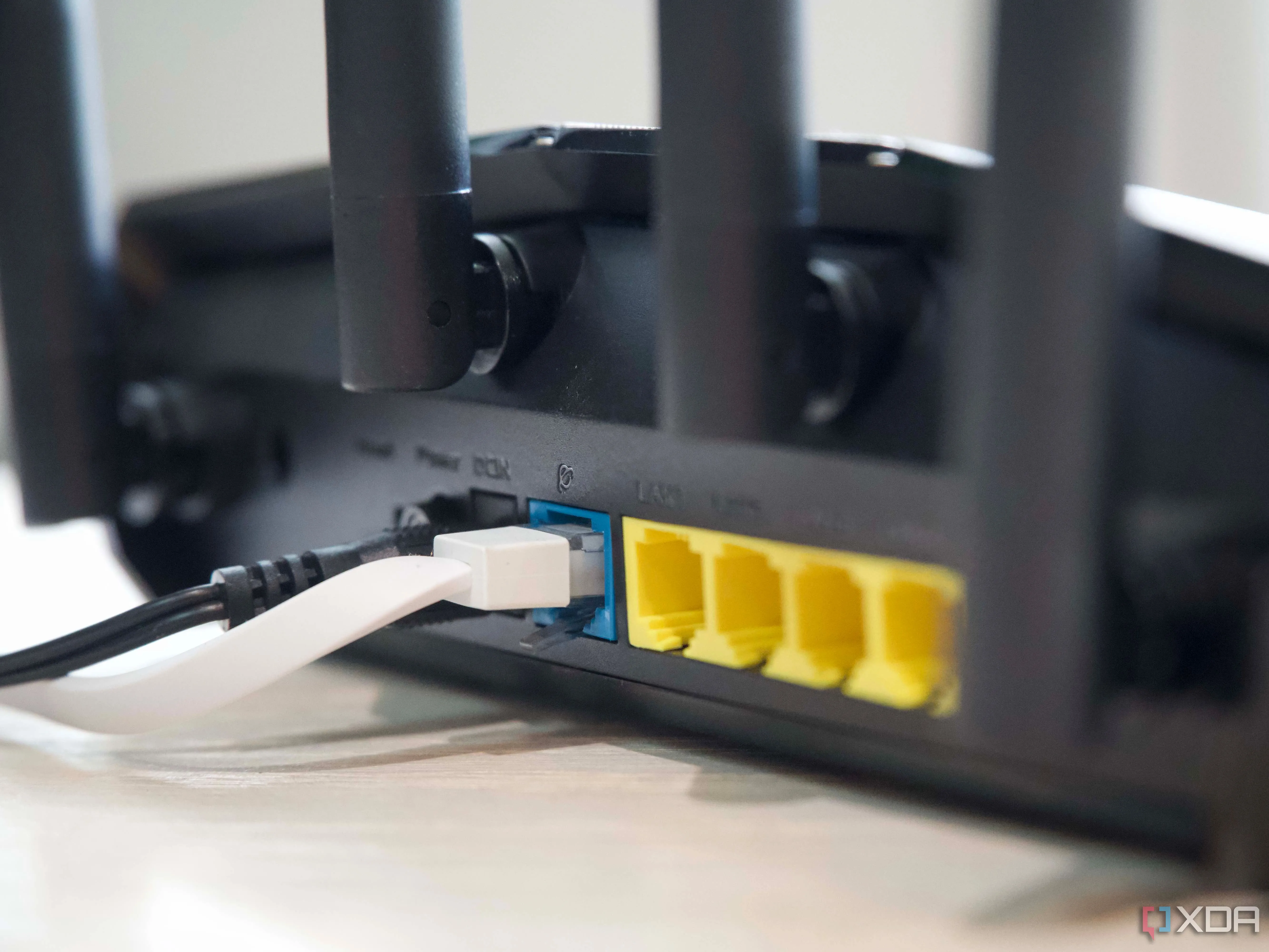 Router ASUS RT-AX57 với các cổng Ethernet và ăng-ten, thiết bị mạng hữu ích cho các dự án DIY