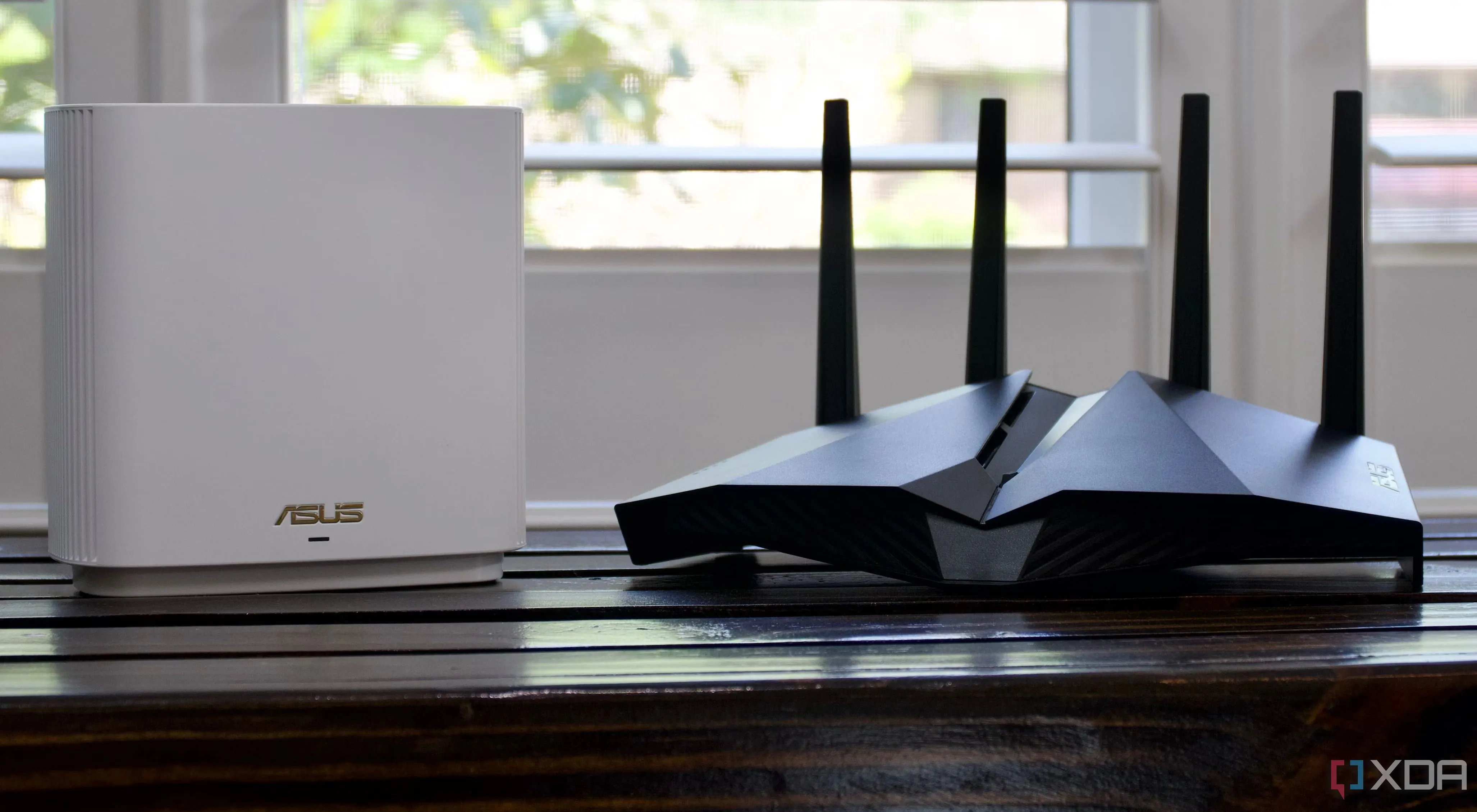 Router Asus ZenWifi Gaming đặt cạnh cửa sổ, biểu thị thiết bị mạng trong môi trường Home Lab