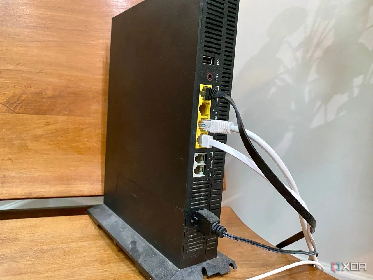 Router cáp quang cũ với điện thoại, Ethernet và ONT