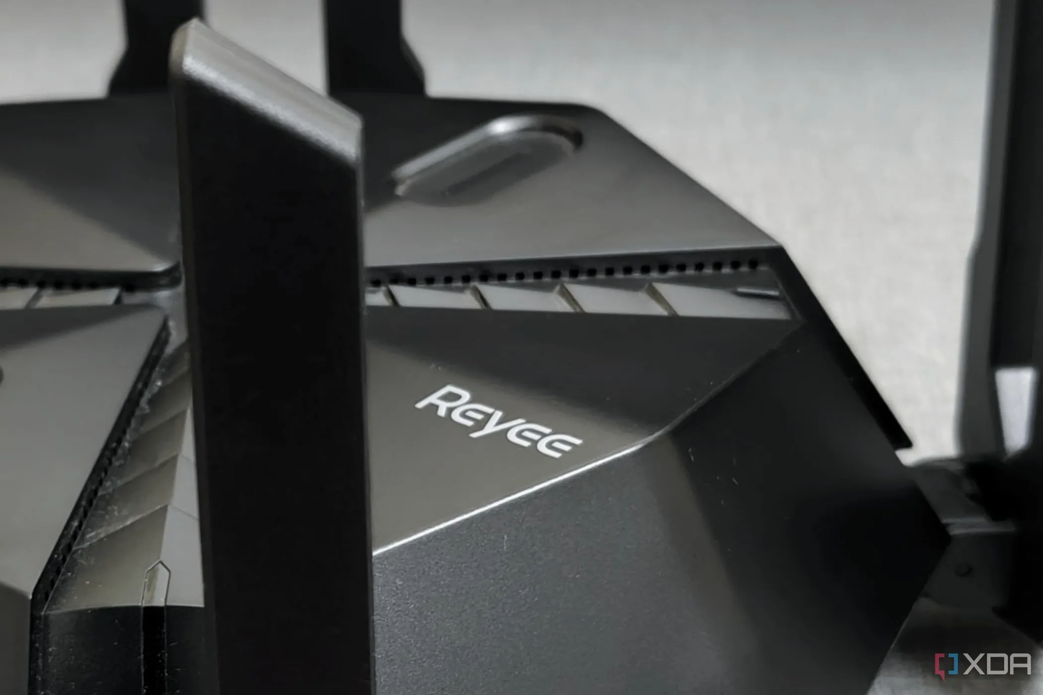 Router chơi game Reyee E6 AX6000, một thiết bị cần được cấu hình tắt các tính năng như UPnP để tăng cường bảo mật.