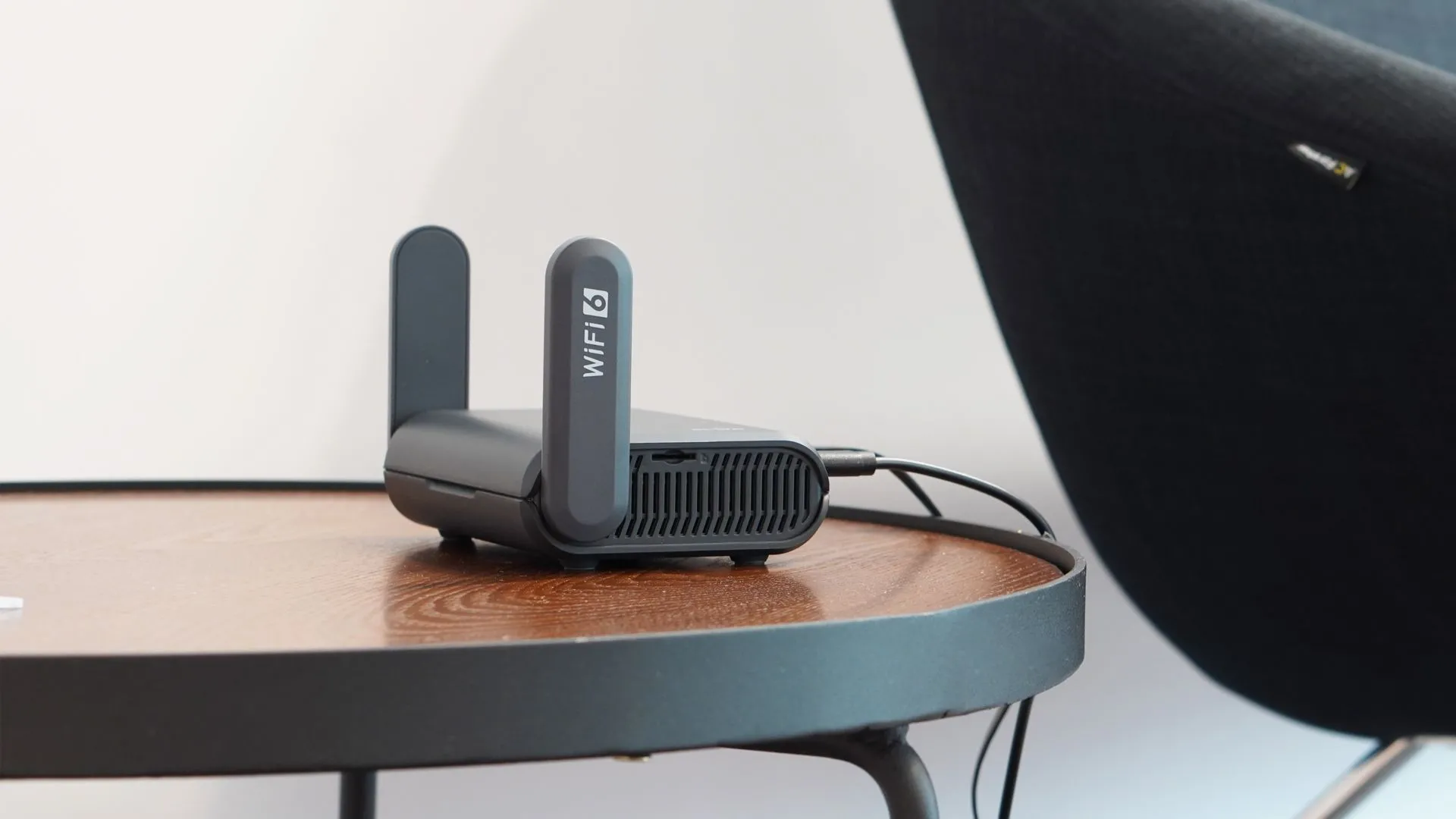 Router GL.iNet Slat AX1800 chạy OpenWRT, minh họa cho các thiết bị mạng gia đình có thể bị tấn công qua UPnP