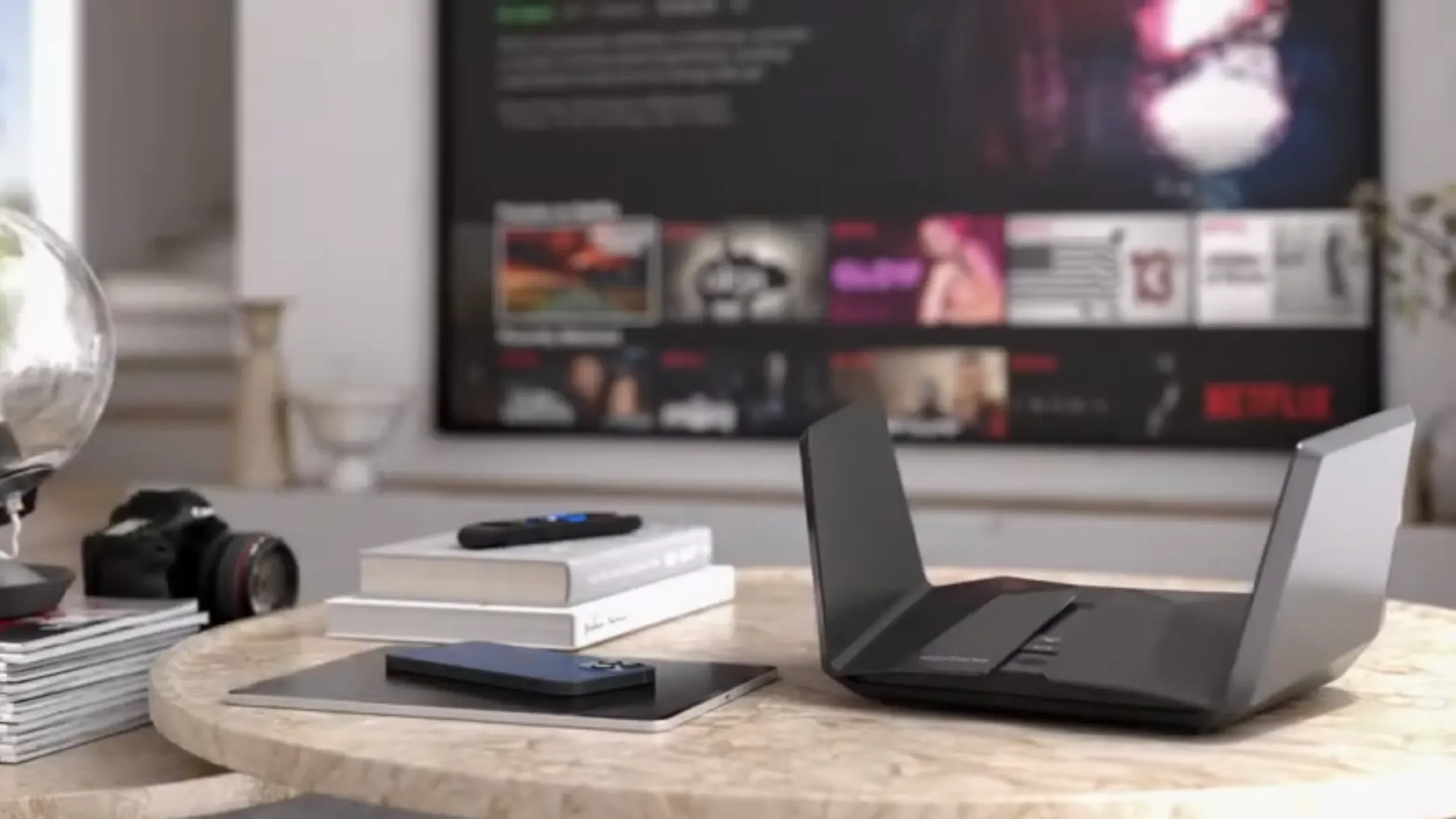 Router Netgear Nighthawk RAXE500 với thiết kế hiện đại trên bàn làm việc