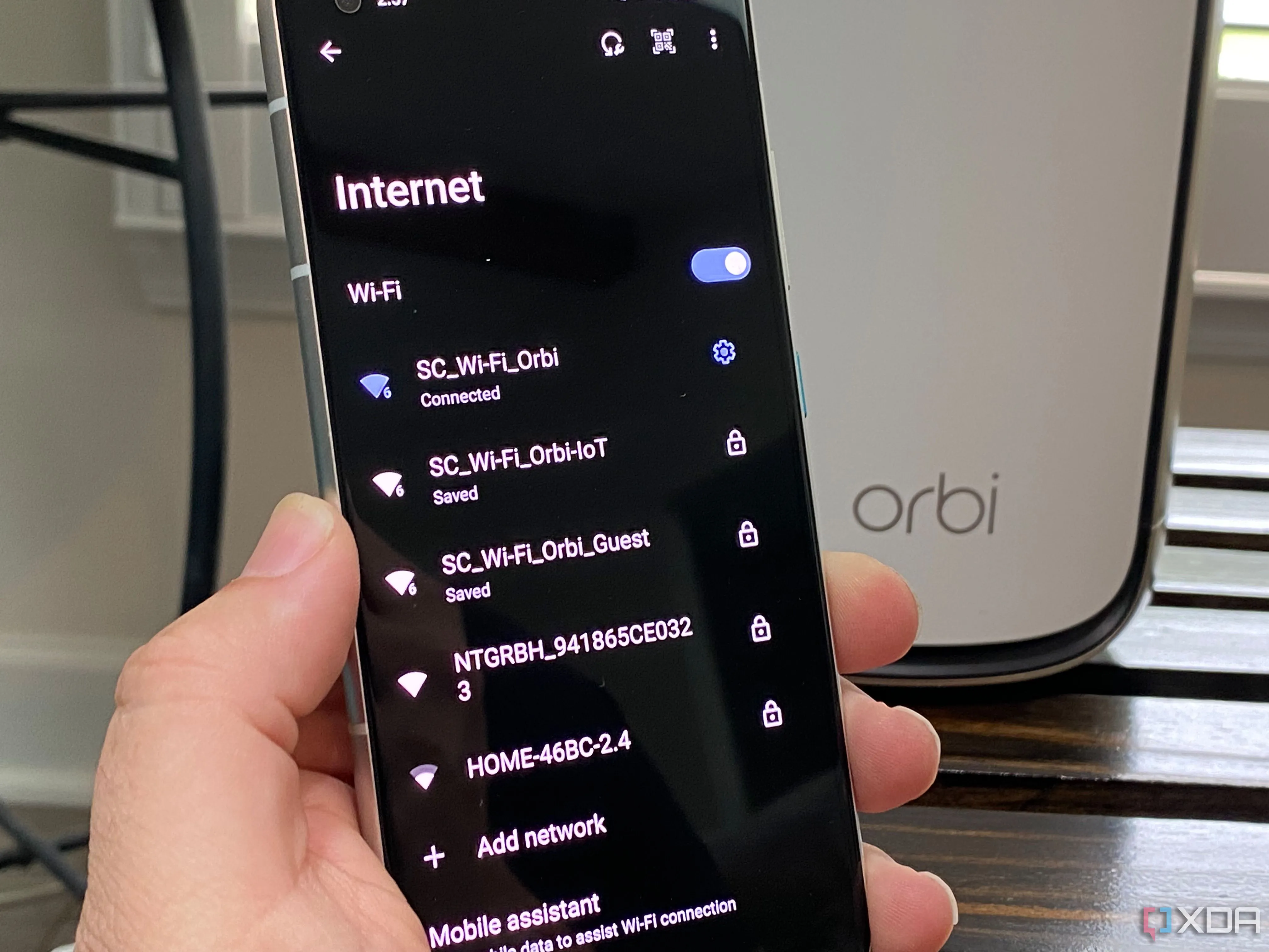 Router Netgear với các mạng Wi-Fi IoT, Khách và chuẩn hiển thị trên điện thoại Android