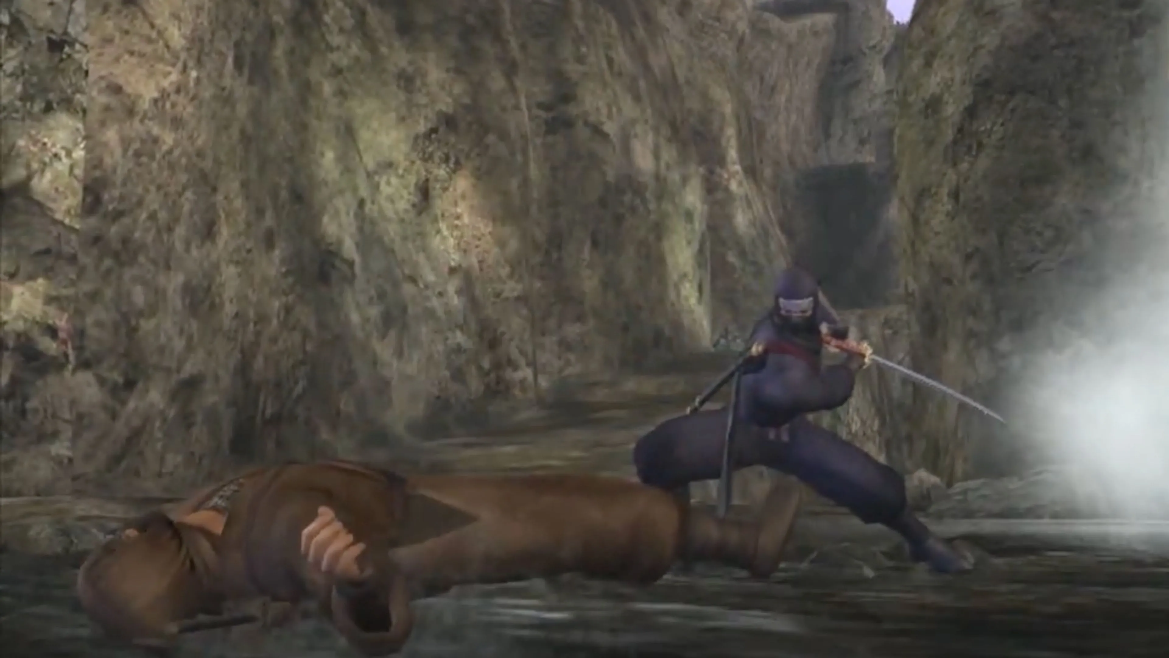 Ryu Hayabusa hạ gục một ninja đối thủ với thanh kiếm của mình trong Ninja Gaiden Black, combat nhanh và bạo lực