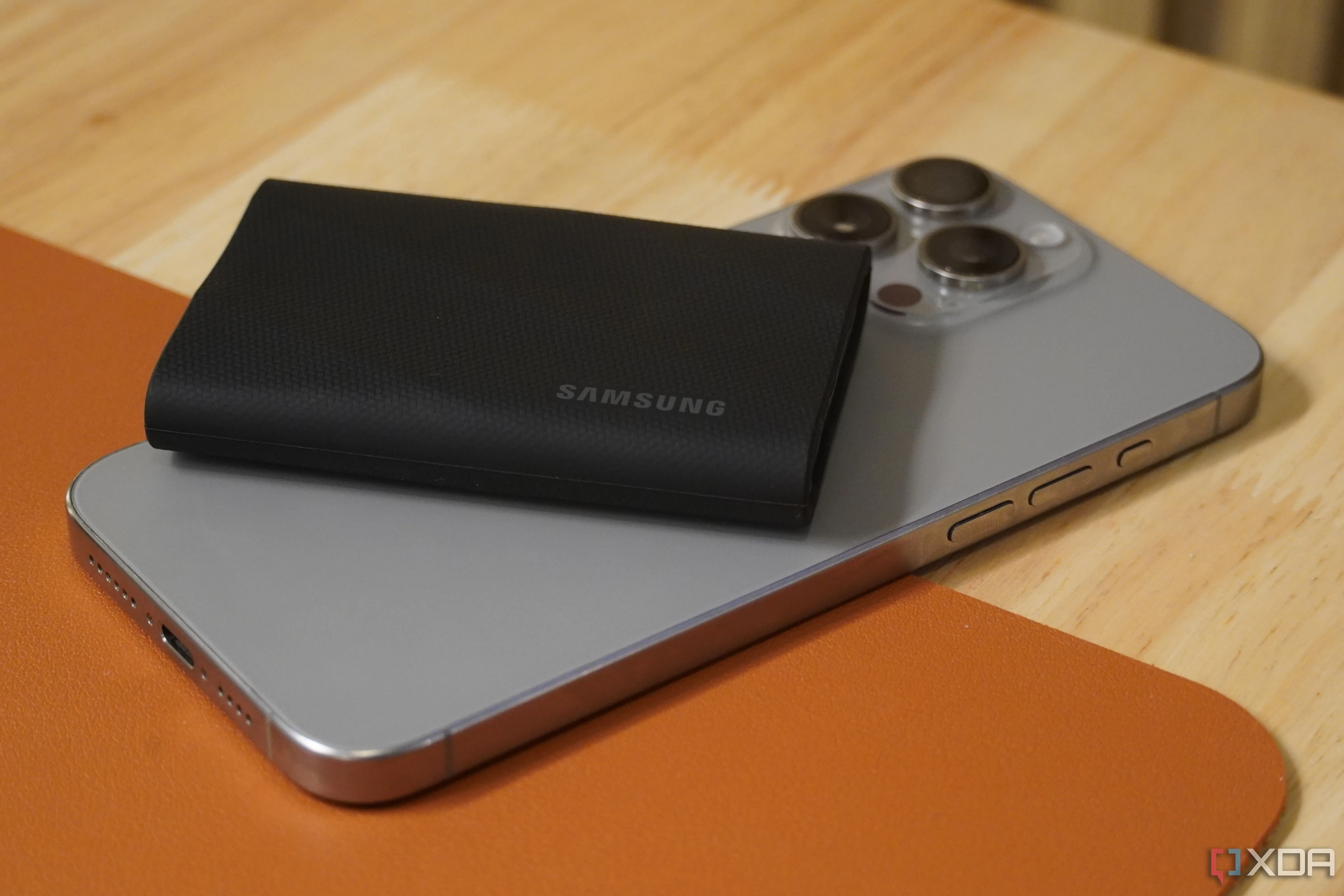 Samsung T9 Portable SSD kết nối với iPhone 15 Pro Max, minh họa khả năng quay video trực tiếp